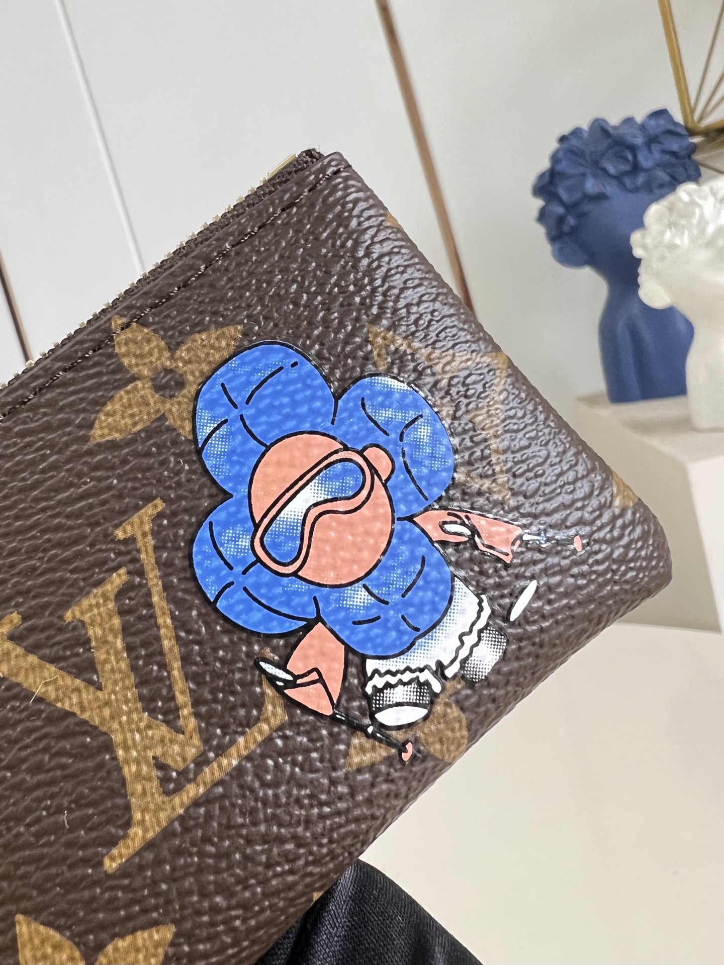 【顶级原单 M15341 】這款精緻版本的經典鑰匙零錢包於Vivienne Wintery Travel