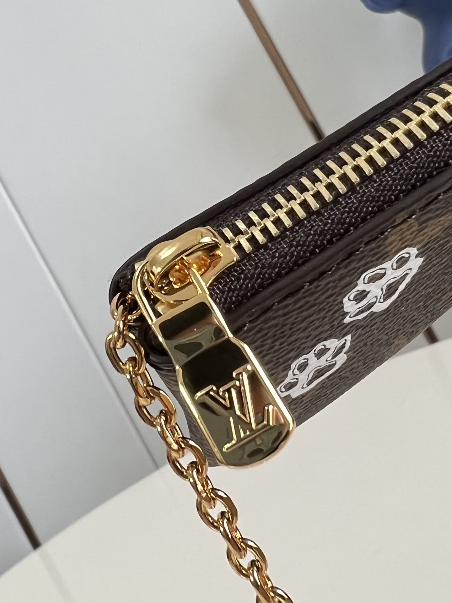 【顶级原单 M15341 】這款精緻版本的經典鑰匙零錢包於Vivienne Wintery Travel