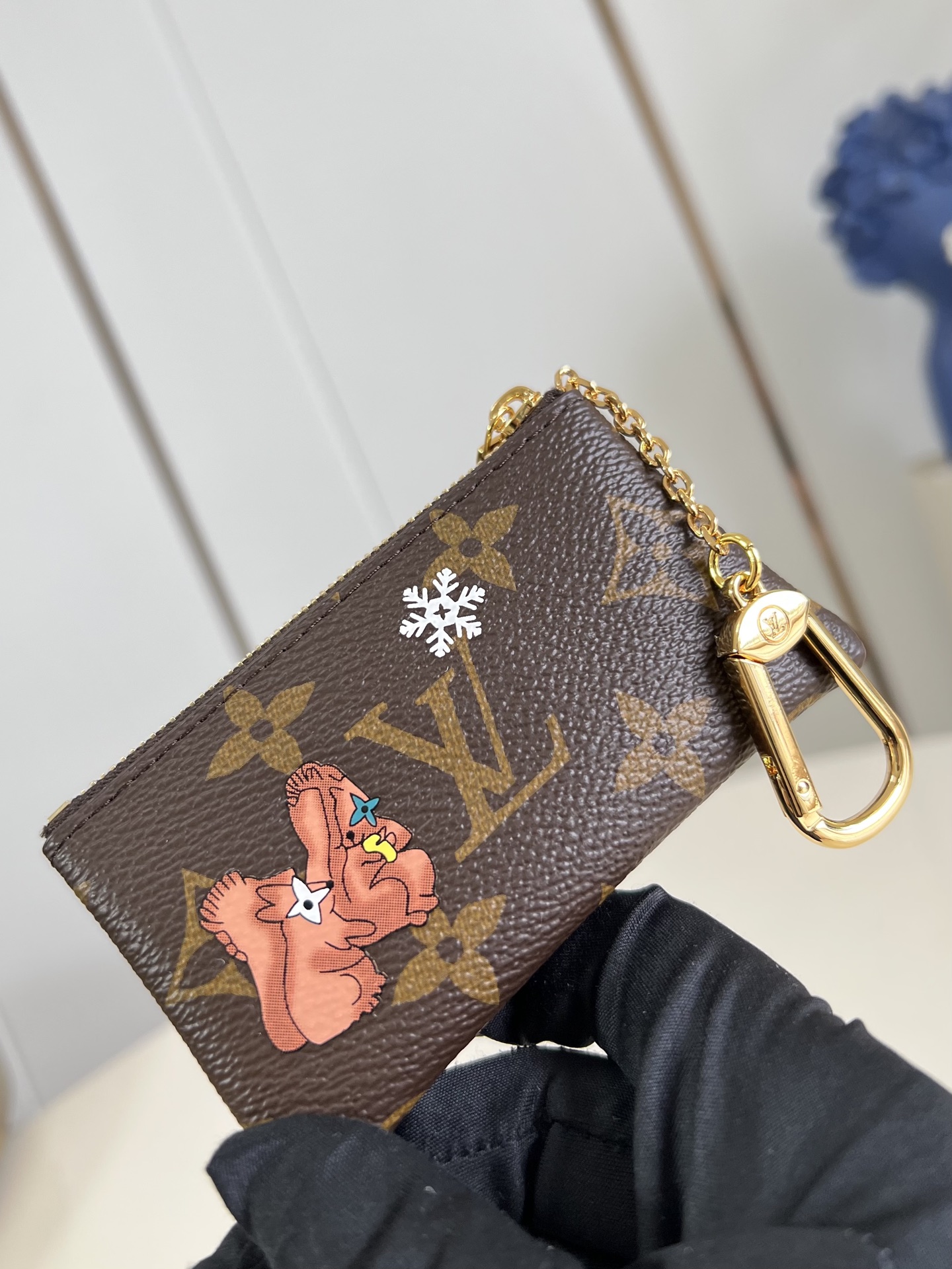 【顶级原单 M15341 】這款精緻版本的經典鑰匙零錢包於Vivienne Wintery Travel