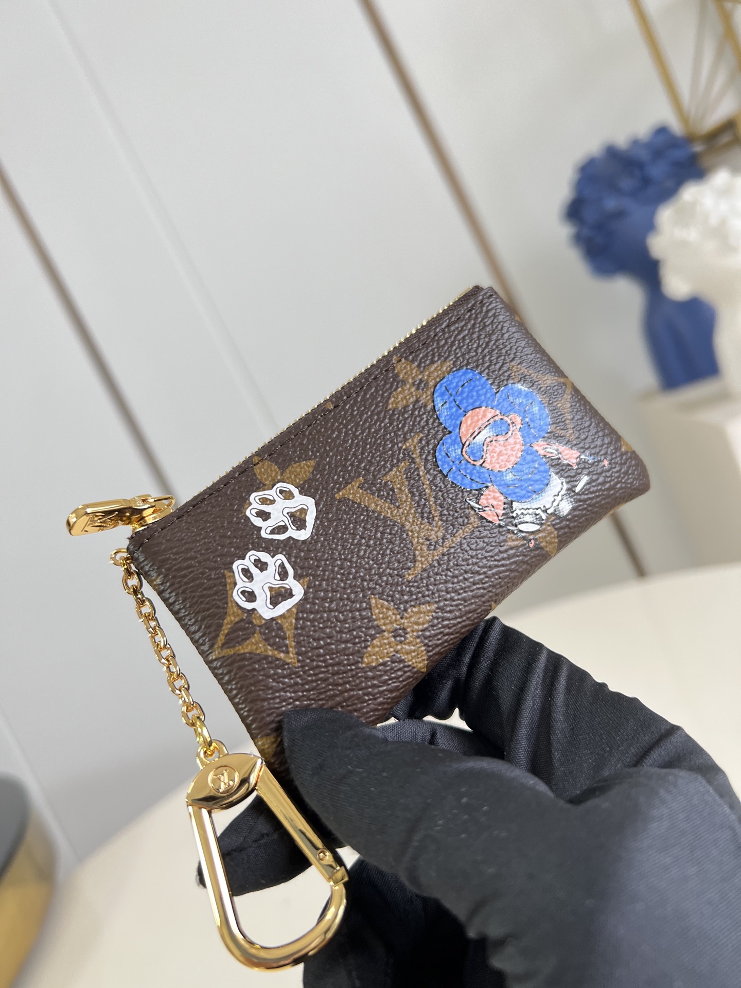 【顶级原单 M15341 】這款精緻版本的經典鑰匙零錢包於Vivienne Wintery Travel