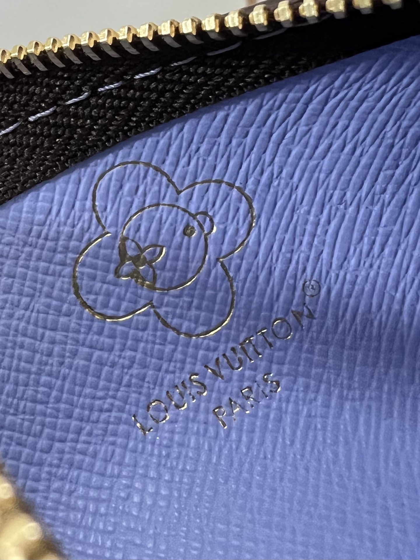 【顶级原单 M15341 】這款精緻版本的經典鑰匙零錢包於Vivienne Wintery Travel