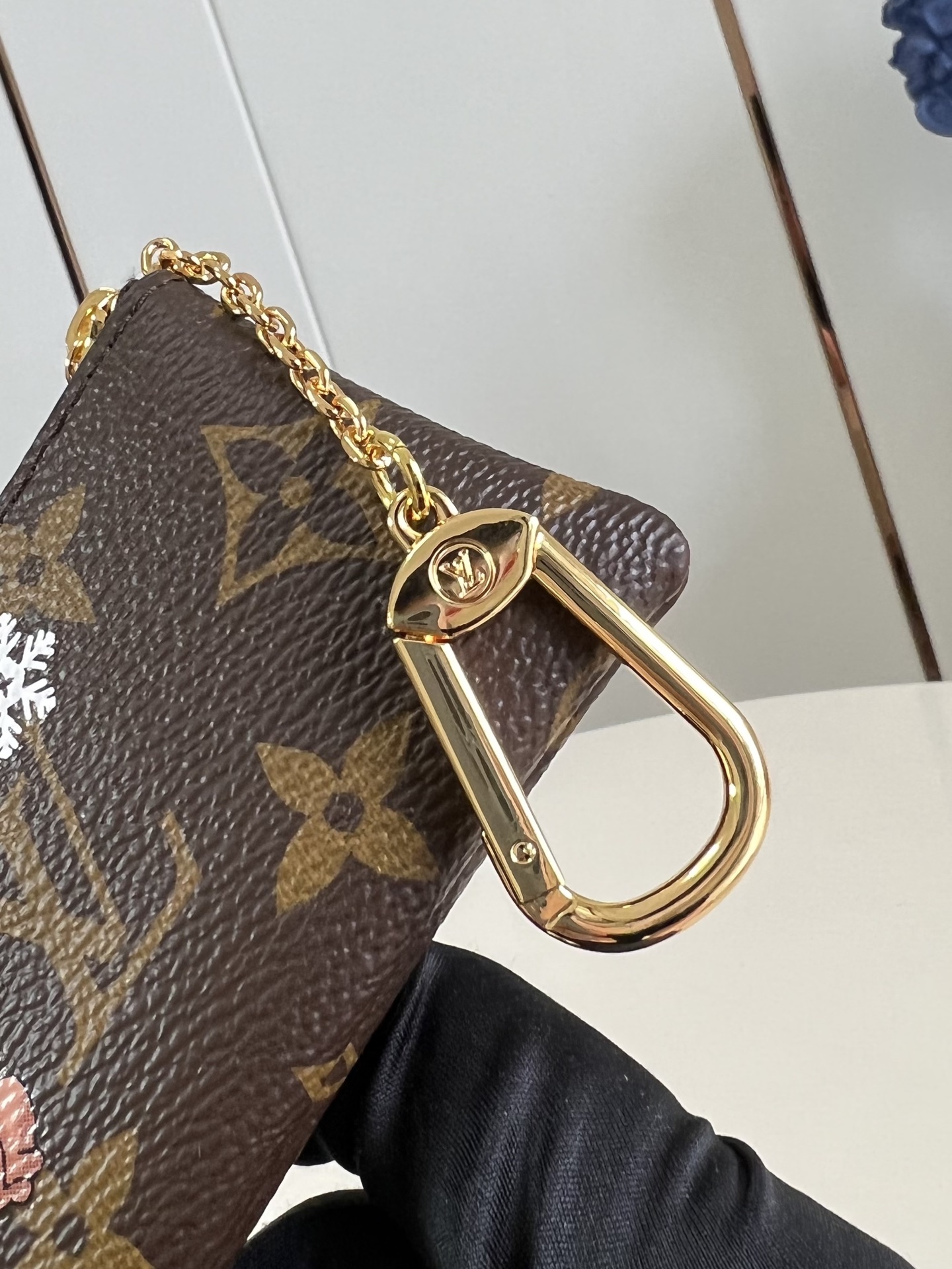 【顶级原单 M15341 】這款精緻版本的經典鑰匙零錢包於Vivienne Wintery Travel