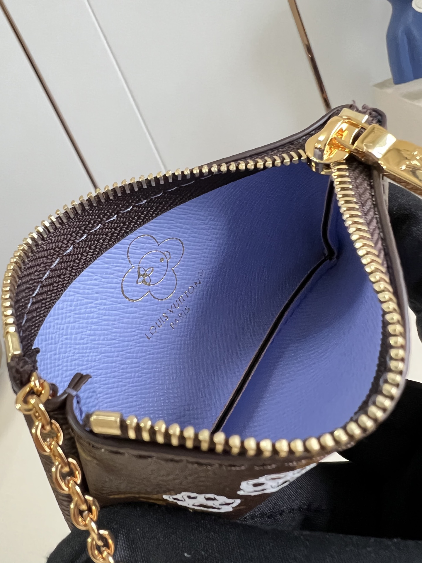 【顶级原单 M15341 】這款精緻版本的經典鑰匙零錢包於Vivienne Wintery Travel