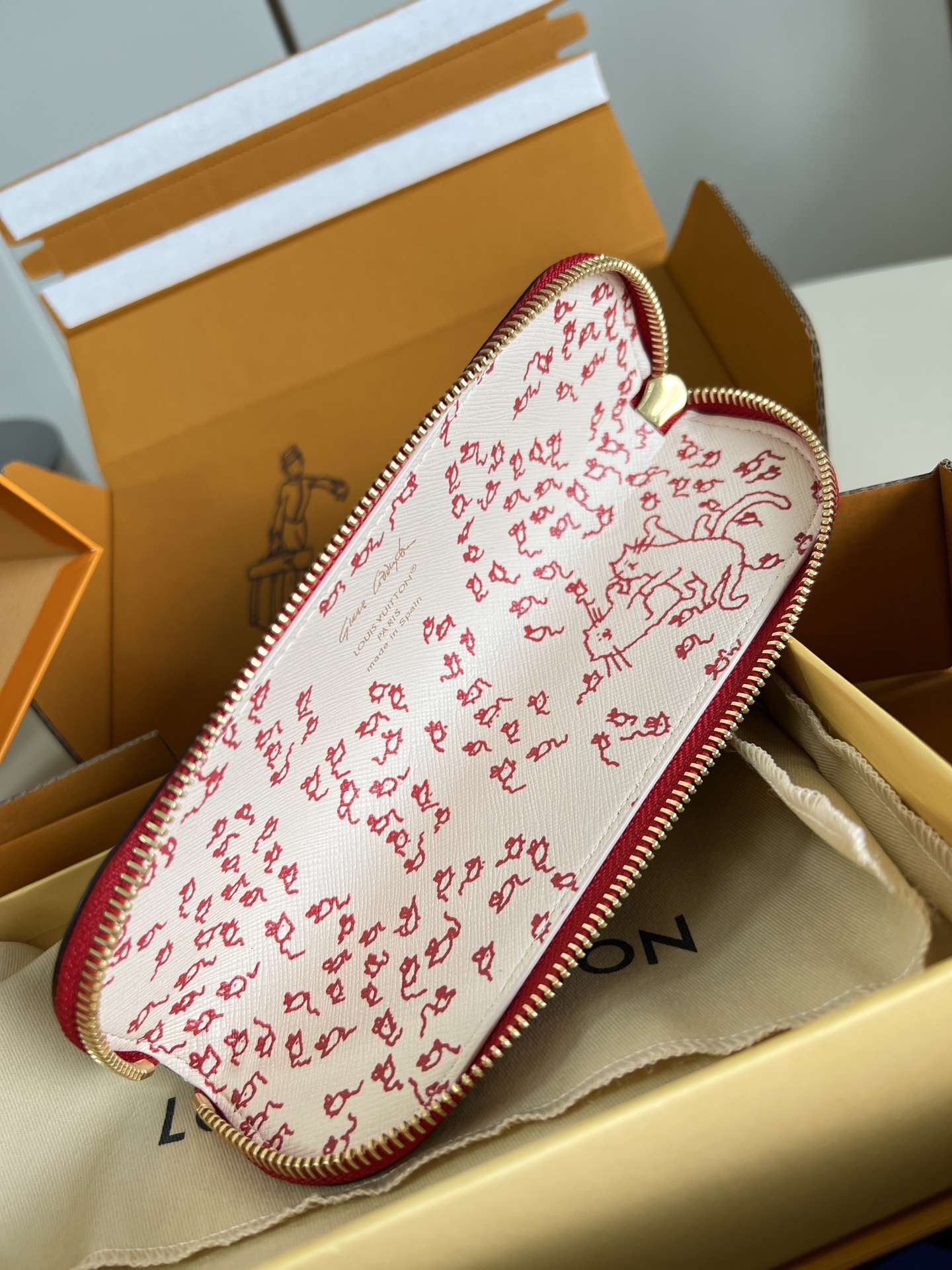 【顶级原单 GL1396 】这款Charlotte笔袋缀以插画家Grace Coddington的精美插