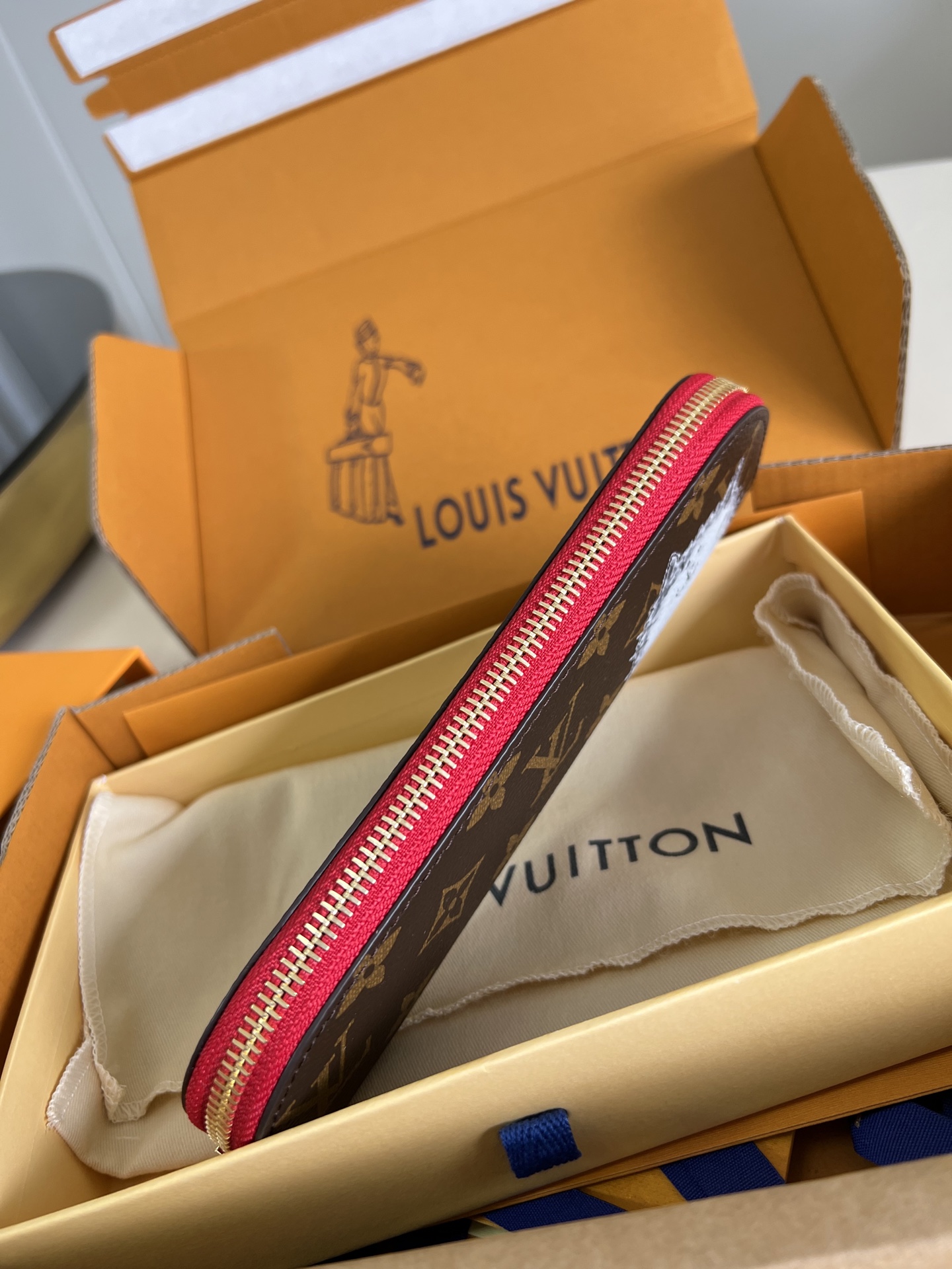 【顶级原单 GL1396 】这款Charlotte笔袋缀以插画家Grace Coddington的精美插