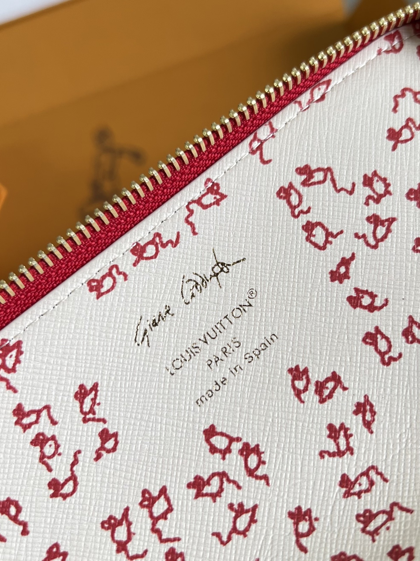 【顶级原单 GL1396 】这款Charlotte笔袋缀以插画家Grace Coddington的精美插