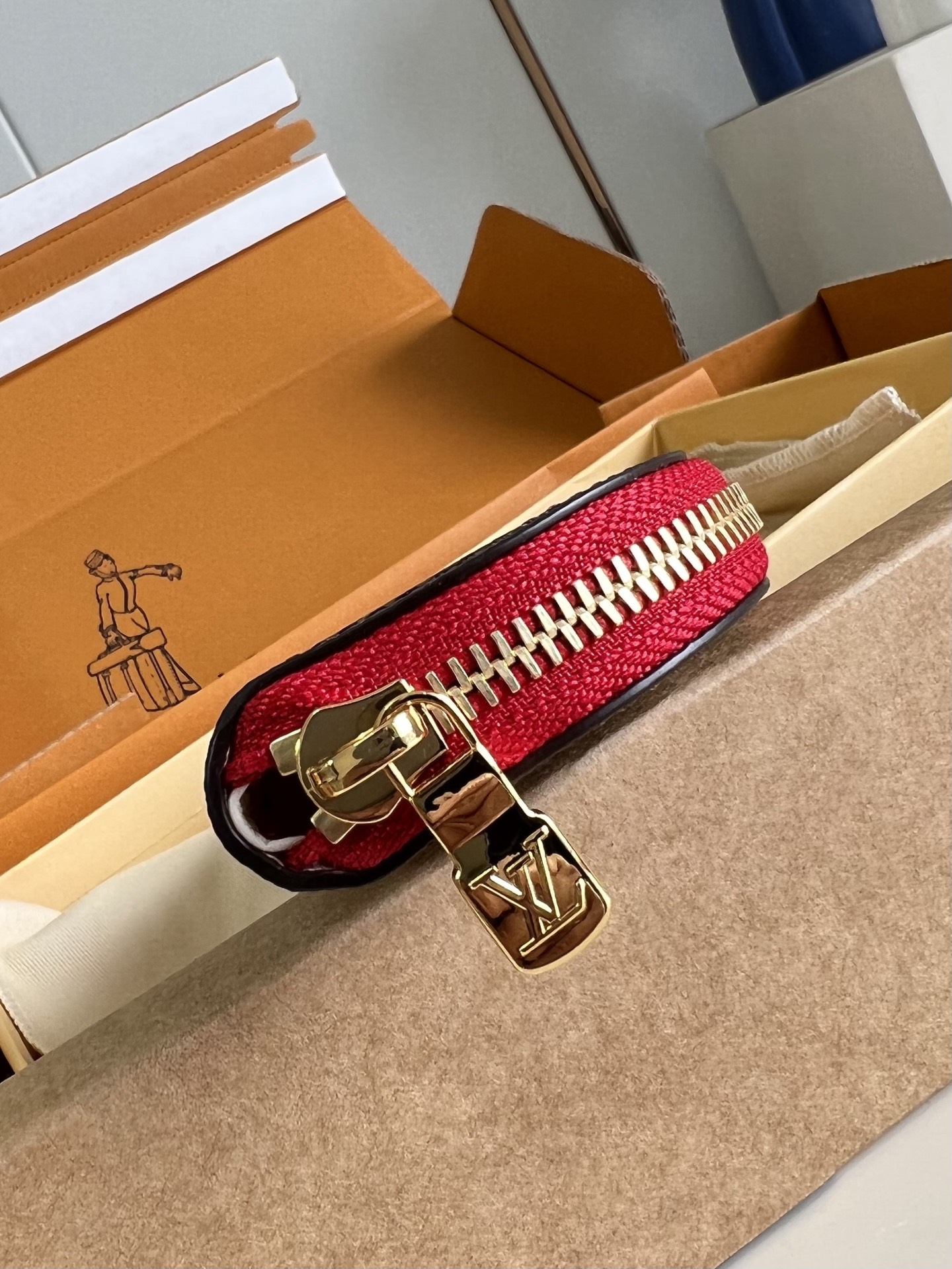 【顶级原单 GL1396 】这款Charlotte笔袋缀以插画家Grace Coddington的精美插