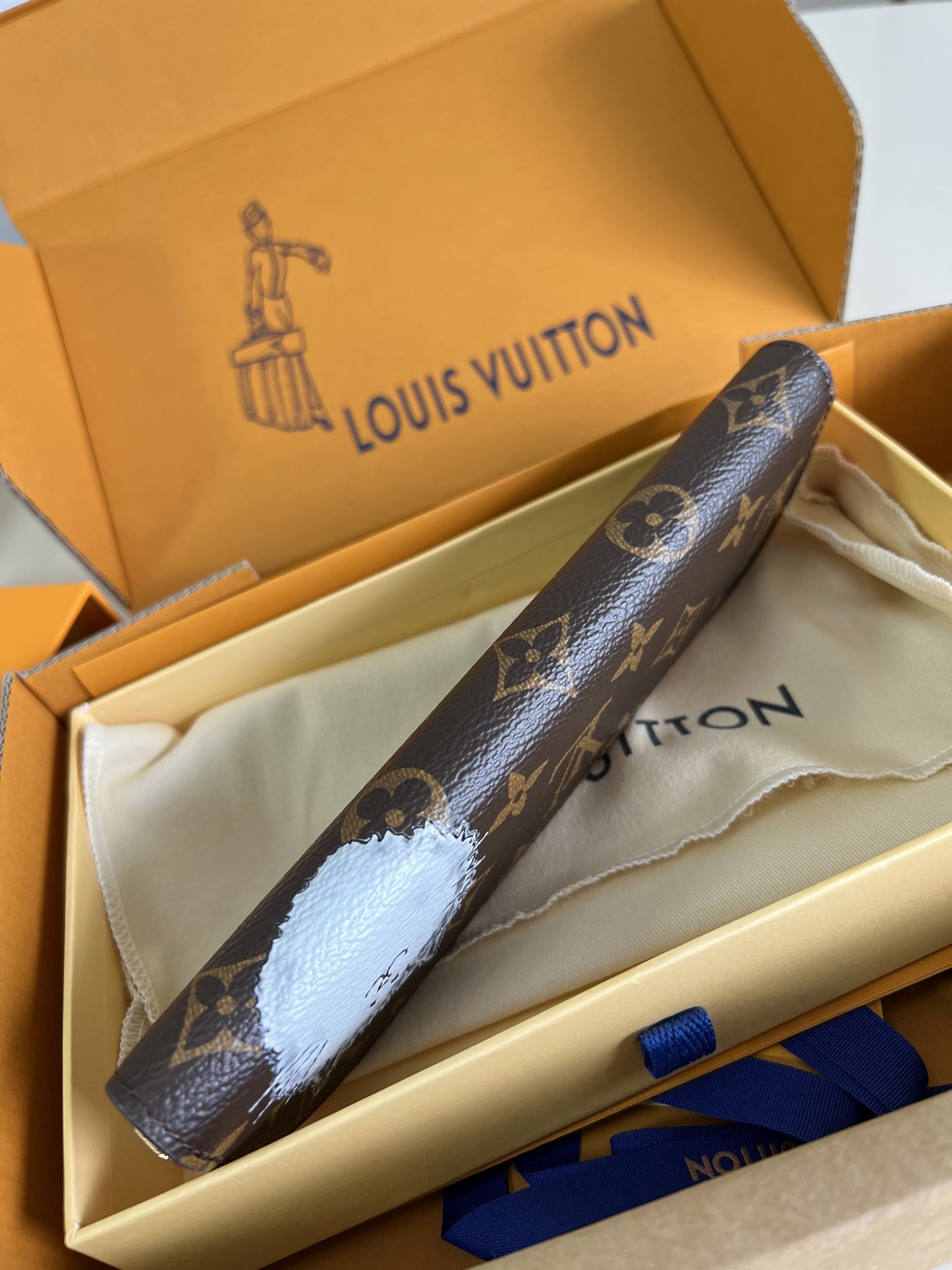 【顶级原单 GL1396 】这款Charlotte笔袋缀以插画家Grace Coddington的精美插