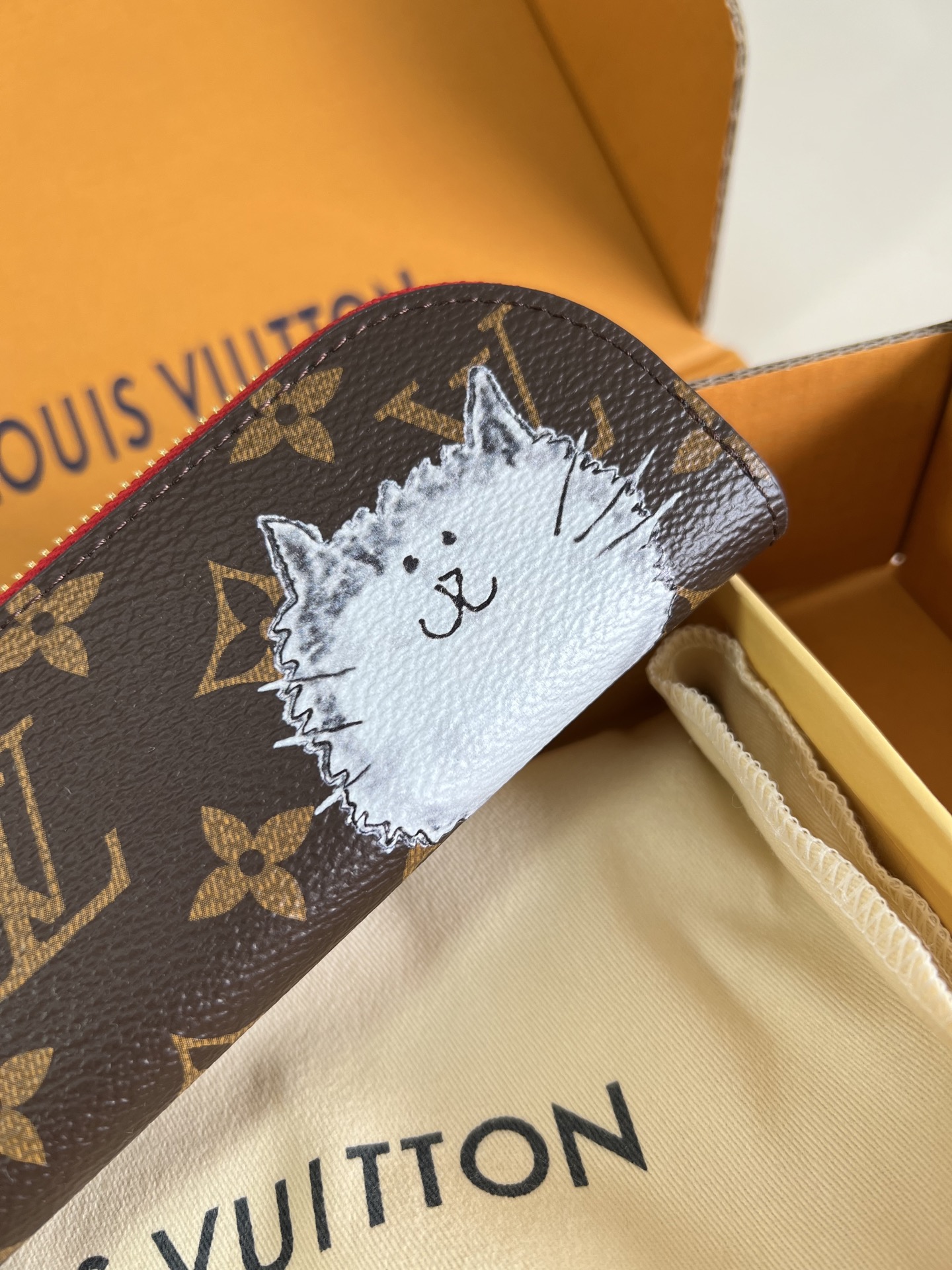 【顶级原单 GL1396 】这款Charlotte笔袋缀以插画家Grace Coddington的精美插