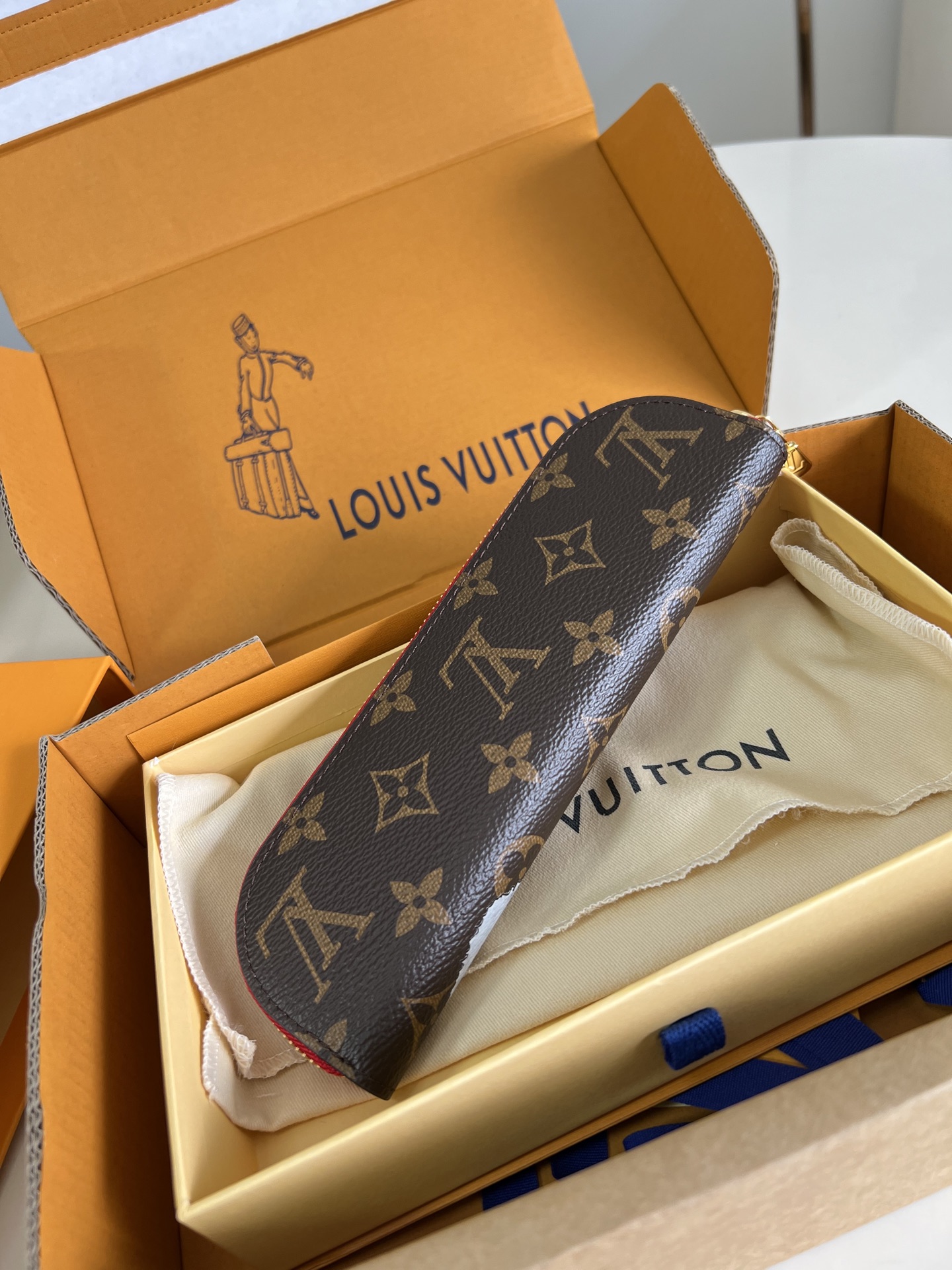 【顶级原单 GL1396 】这款Charlotte笔袋缀以插画家Grace Coddington的精美插