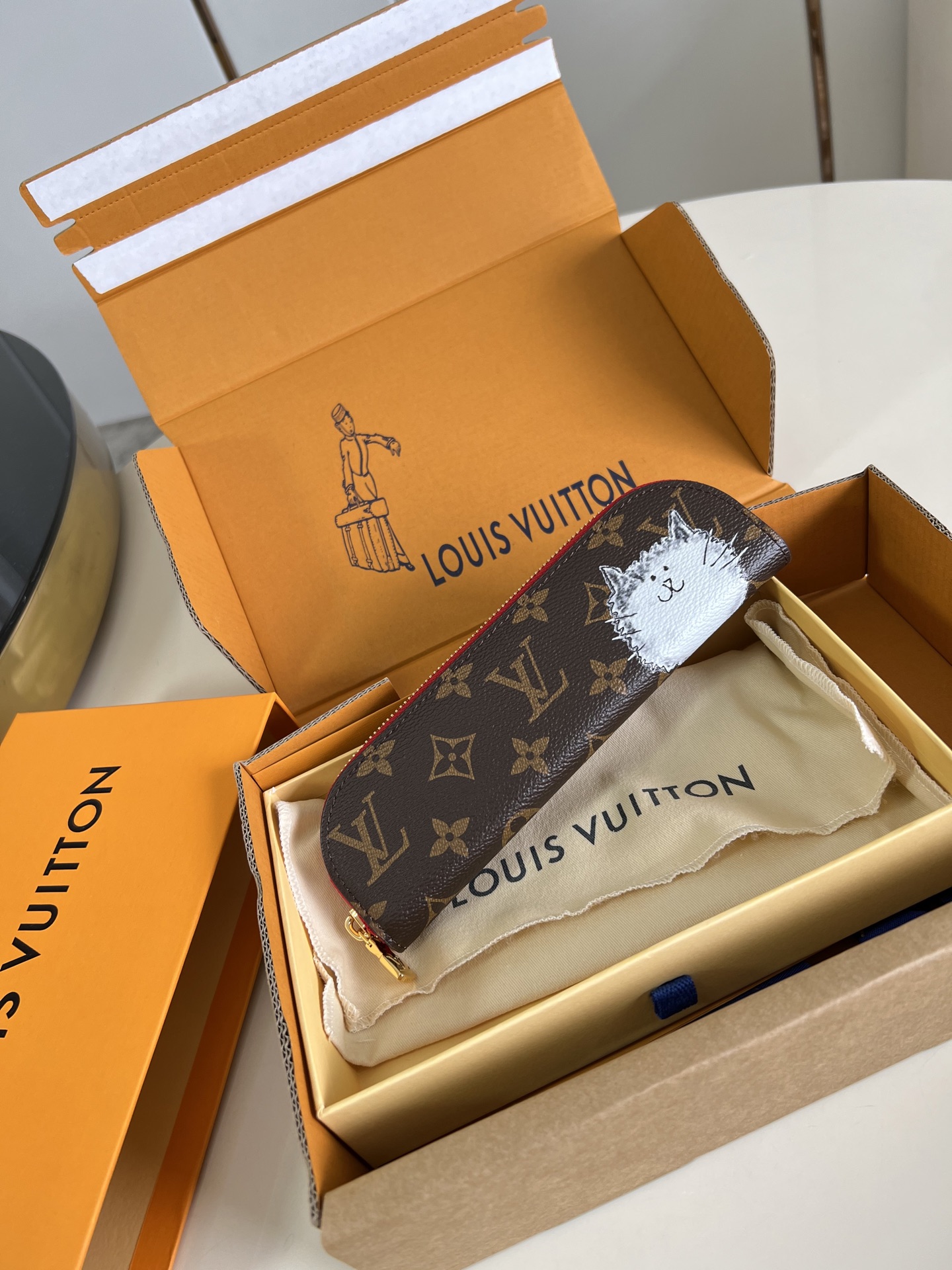 【顶级原单 GL1396 】这款Charlotte笔袋缀以插画家Grace Coddington的精美插