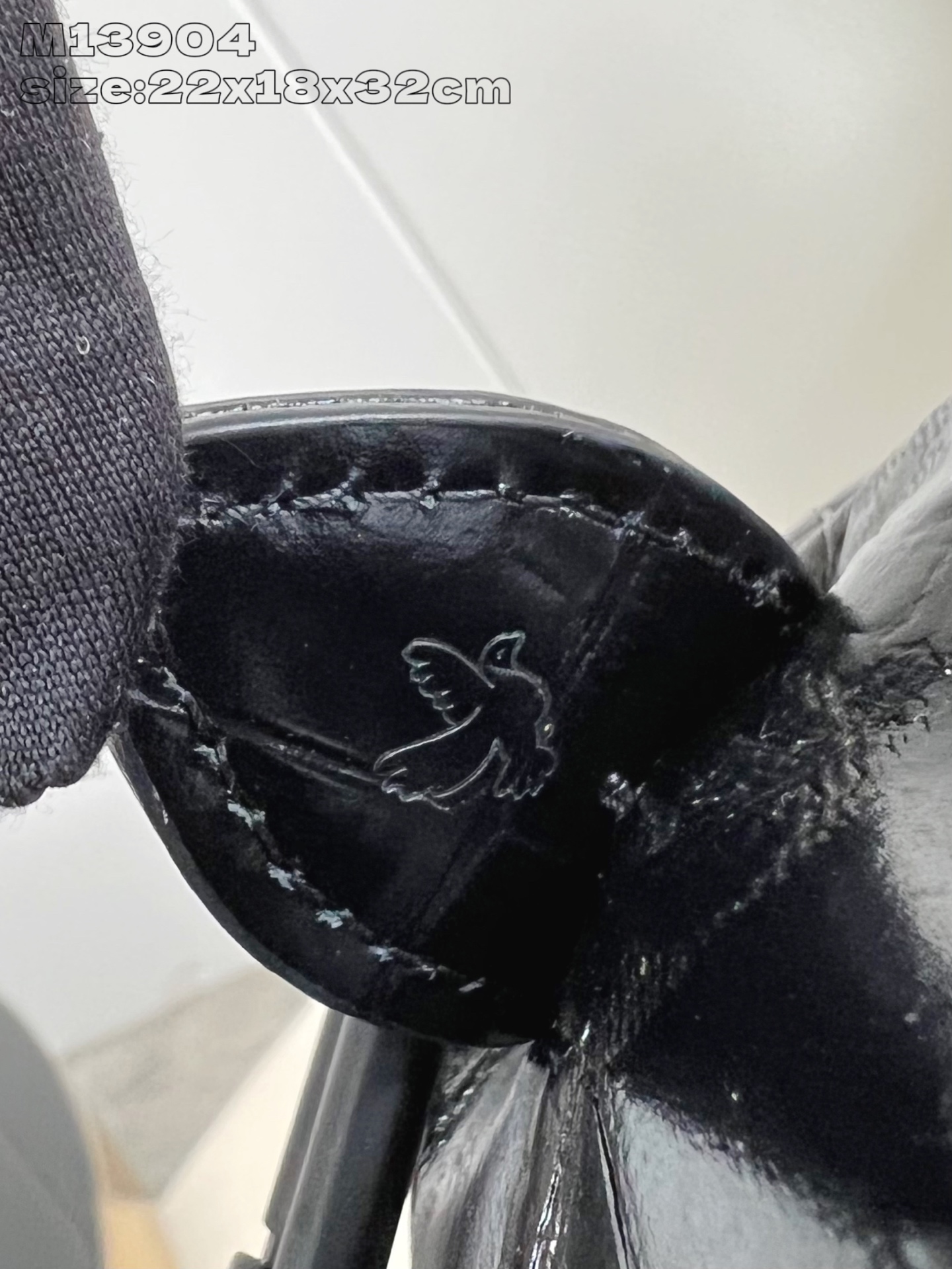 【顶级原单 M13904黑鳄鱼纹 】 peedy Bandoulière 30 手袋采用印有经典 Mon