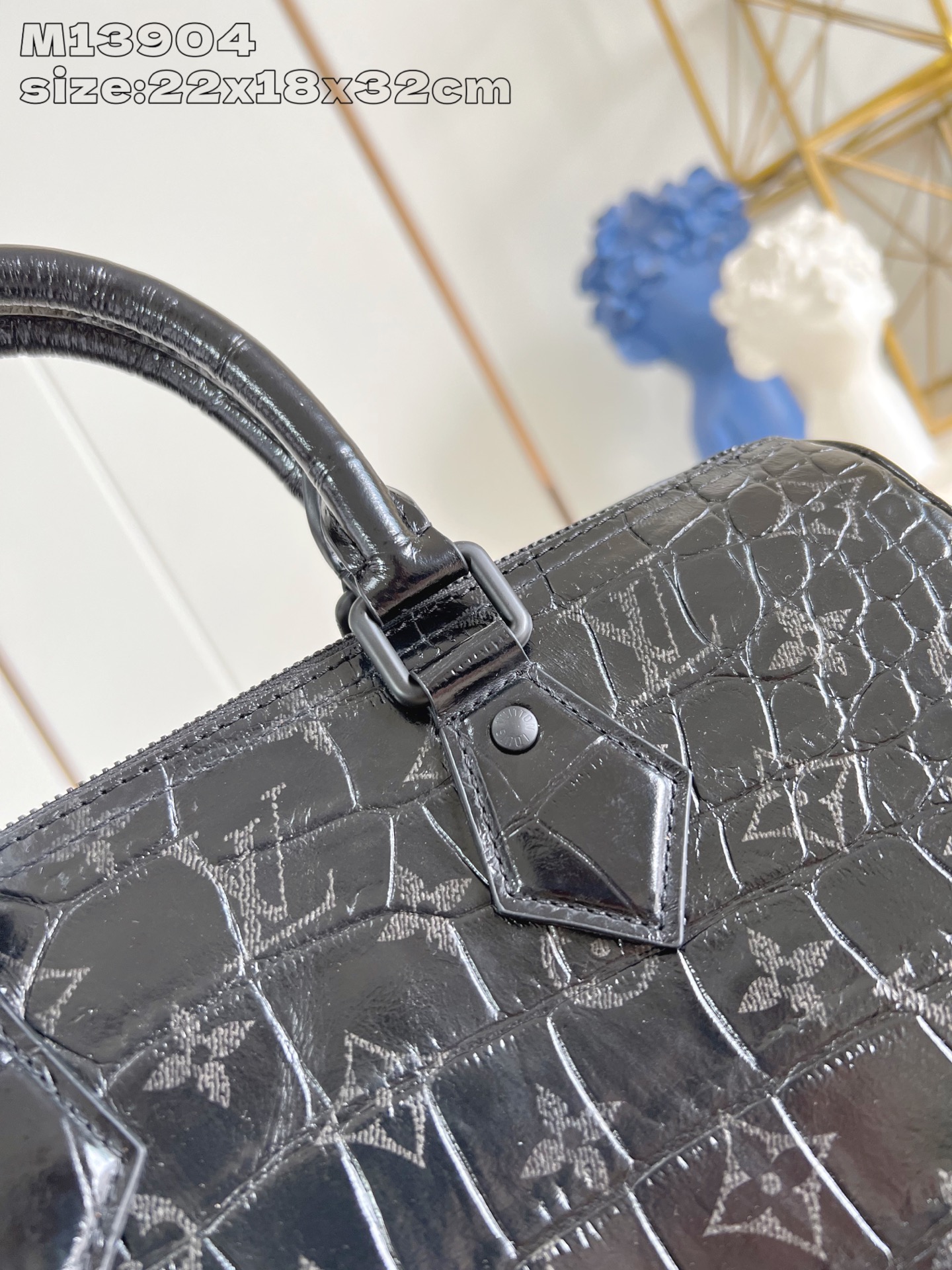 【顶级原单 M13904黑鳄鱼纹 】 peedy Bandoulière 30 手袋采用印有经典 Mon