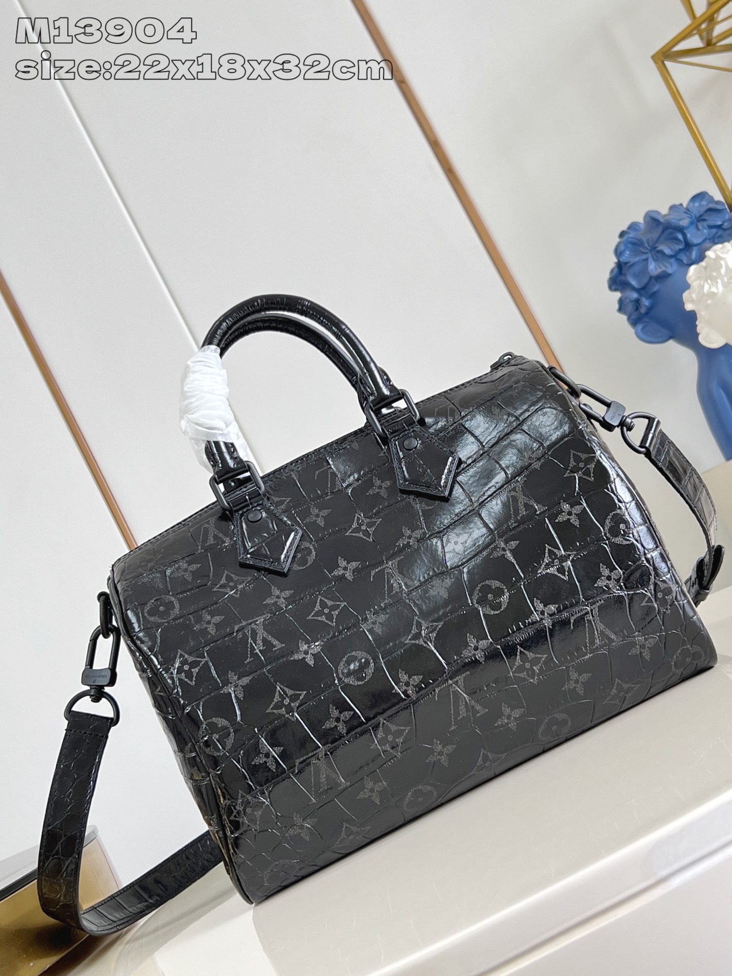 【顶级原单 M13904黑鳄鱼纹 】 peedy Bandoulière 30 手袋采用印有经典 Mon