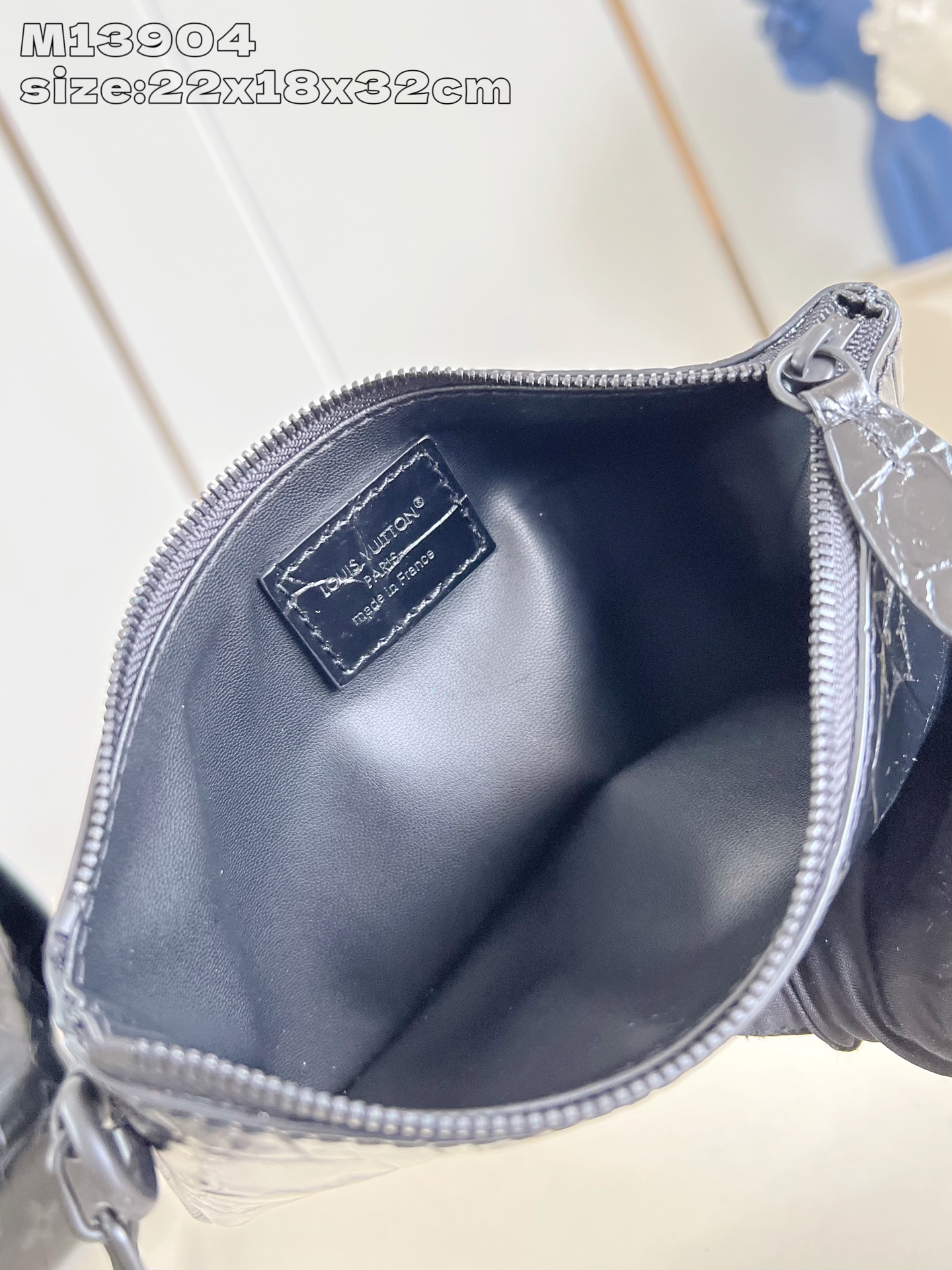 【顶级原单 M13904黑鳄鱼纹 】 peedy Bandoulière 30 手袋采用印有经典 Mon