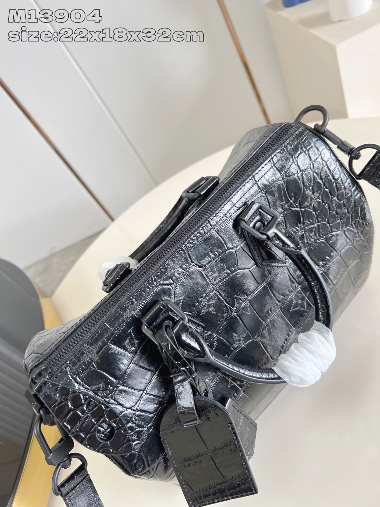 【顶级原单 M13904黑鳄鱼纹 】 peedy Bandoulière 30 手袋采用印有经典 Mon