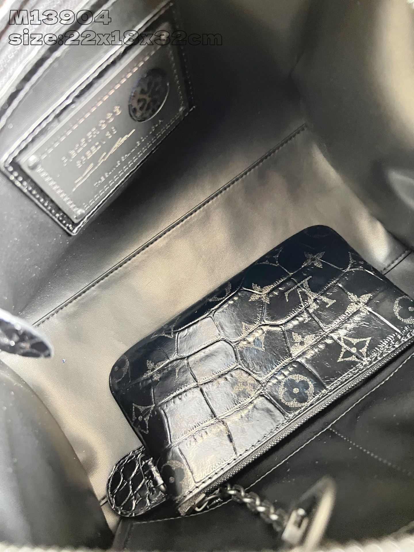 【顶级原单 M13904黑鳄鱼纹 】 peedy Bandoulière 30 手袋采用印有经典 Mon