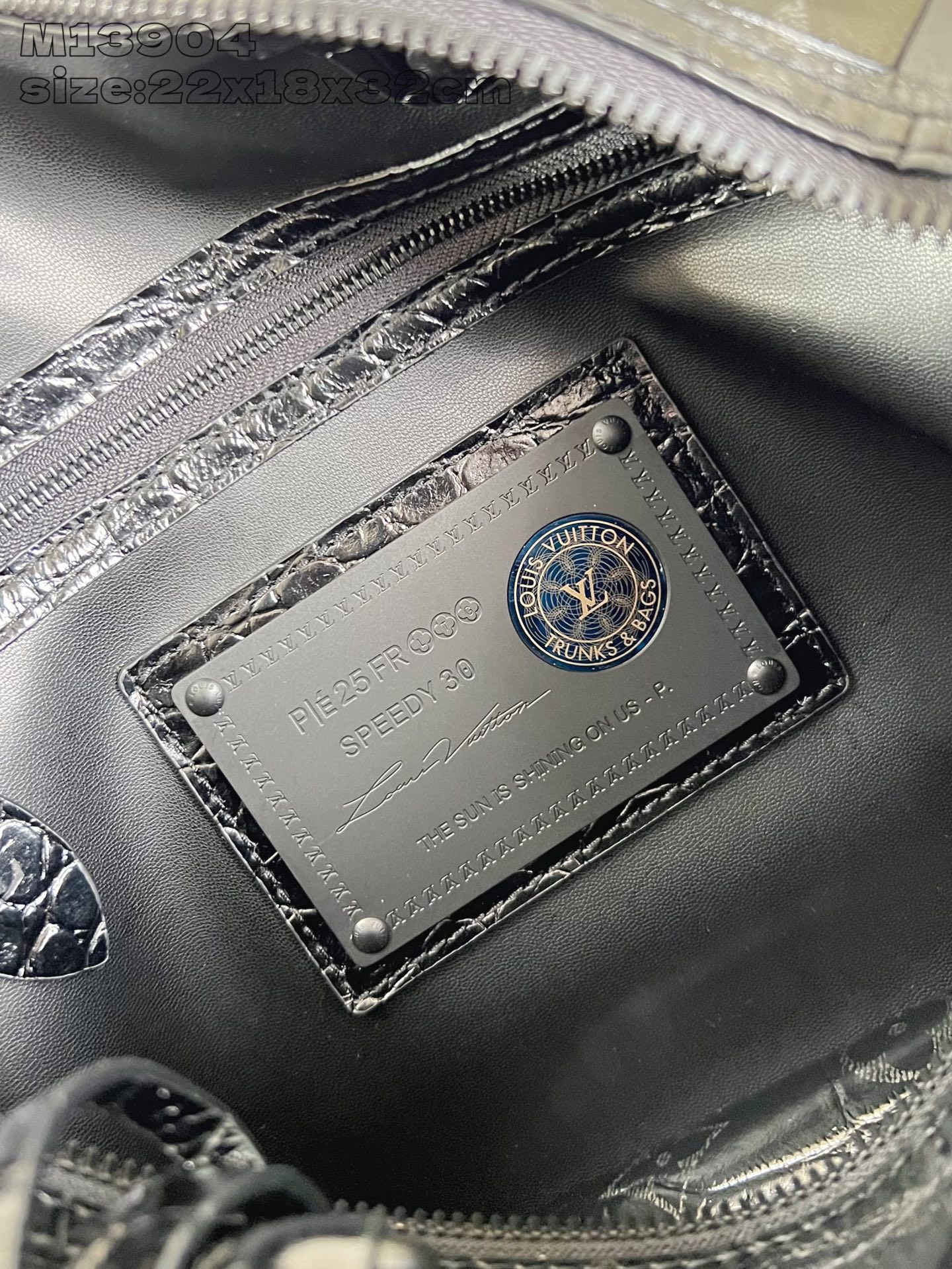 【顶级原单 M13904黑鳄鱼纹 】 peedy Bandoulière 30 手袋采用印有经典 Mon