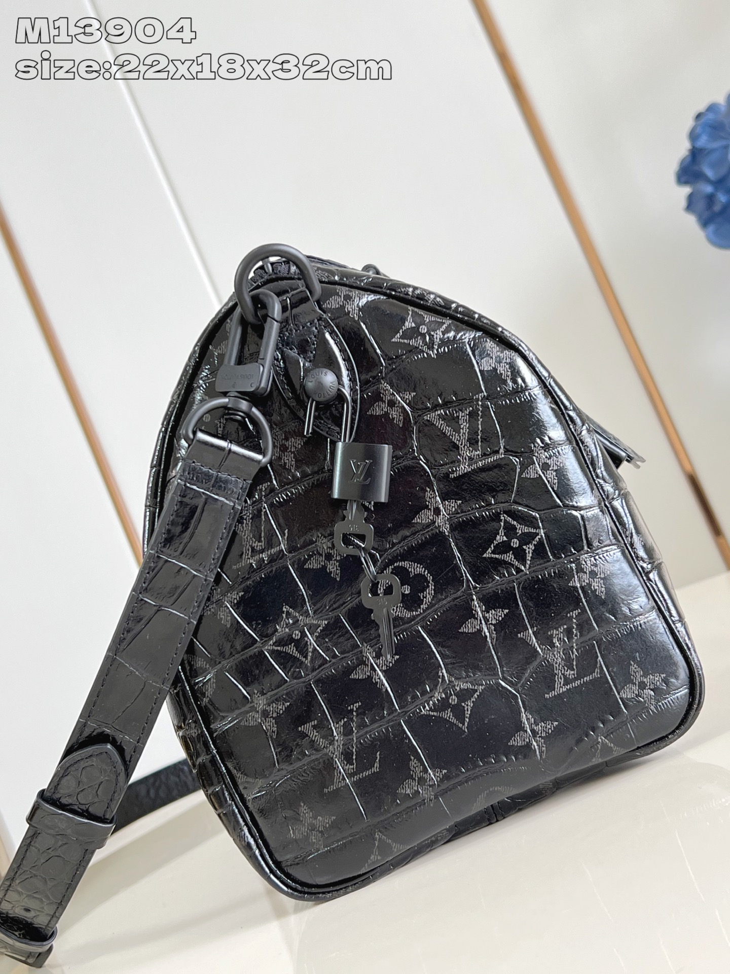 【顶级原单 M13904黑鳄鱼纹 】 peedy Bandoulière 30 手袋采用印有经典 Mon