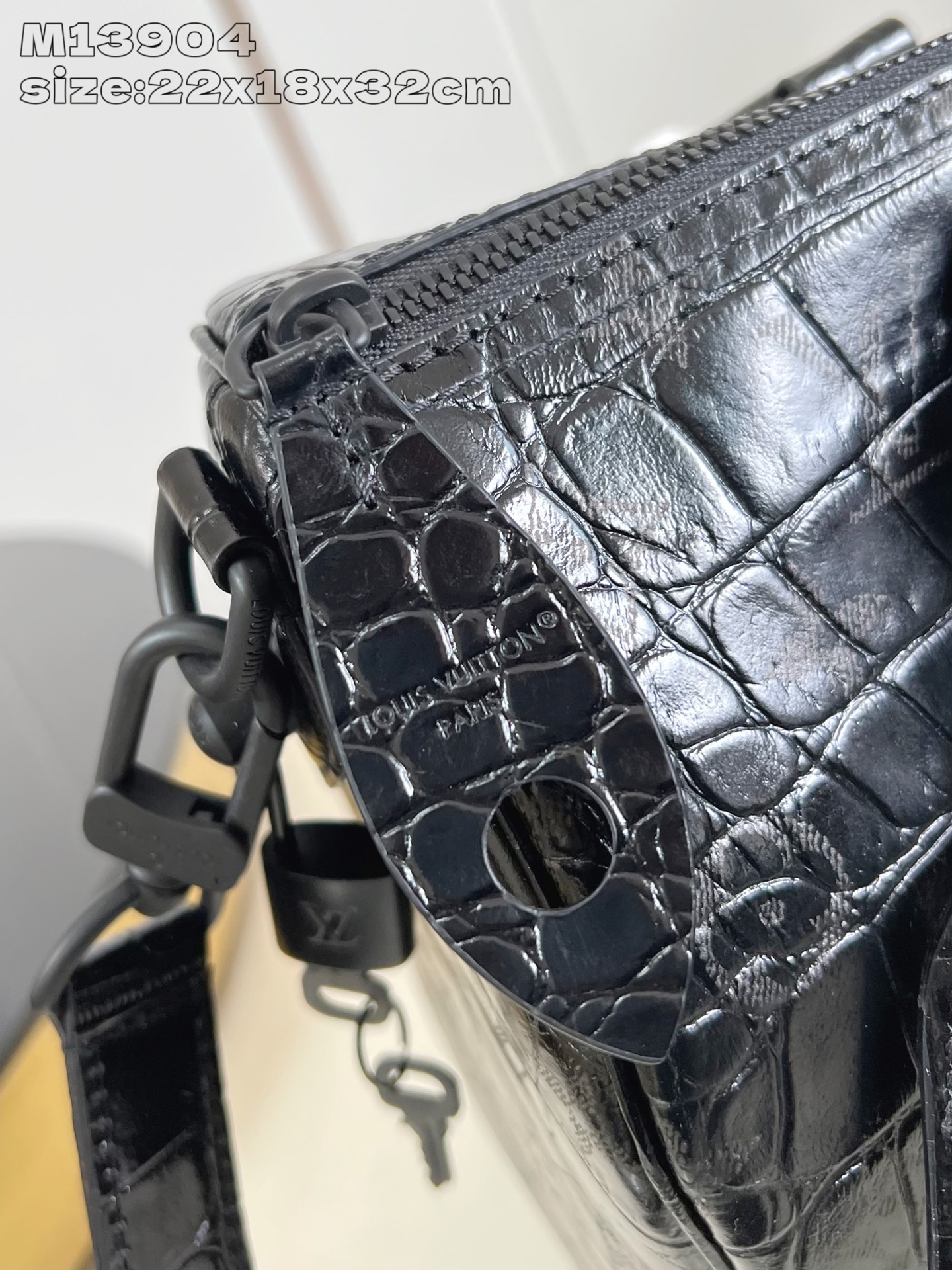 【顶级原单 M13904黑鳄鱼纹 】 peedy Bandoulière 30 手袋采用印有经典 Mon