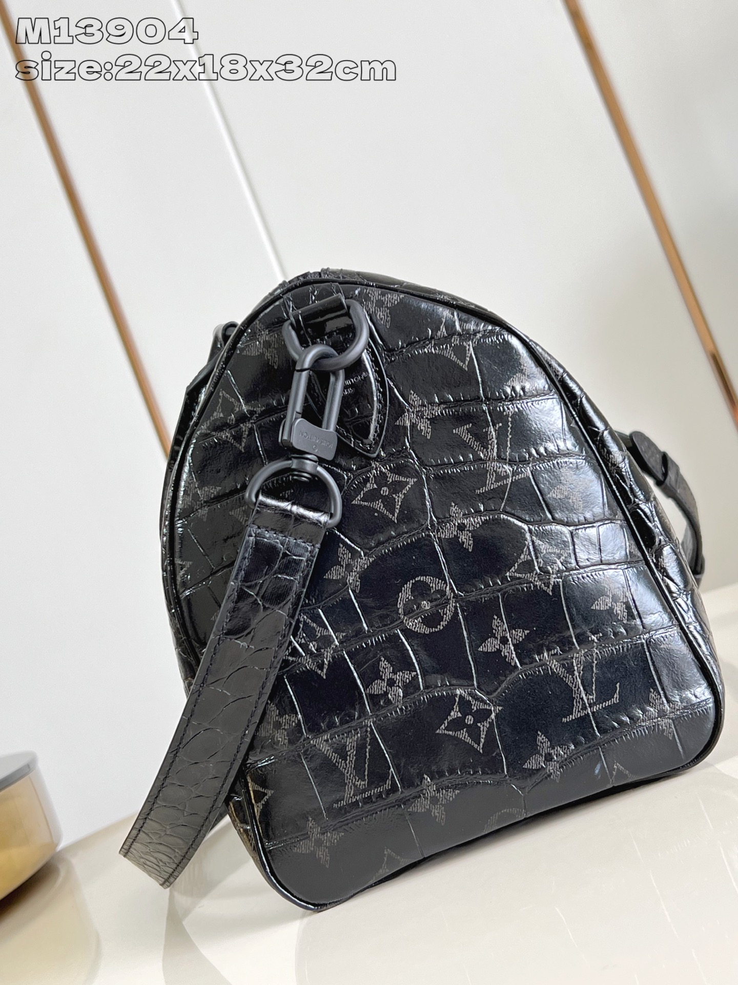【顶级原单 M13904黑鳄鱼纹 】 peedy Bandoulière 30 手袋采用印有经典 Mon