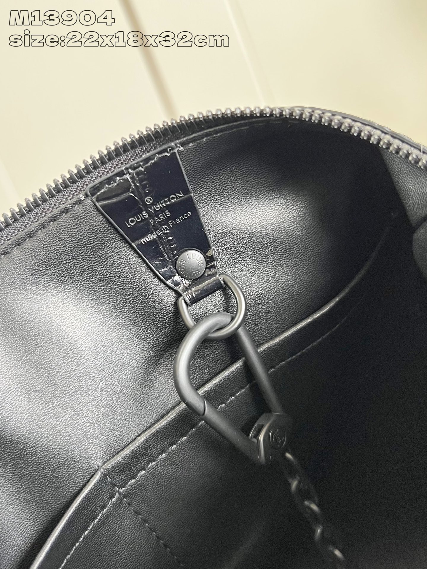 【顶级原单 M13904黑鳄鱼纹 】 peedy Bandoulière 30 手袋采用印有经典 Mon