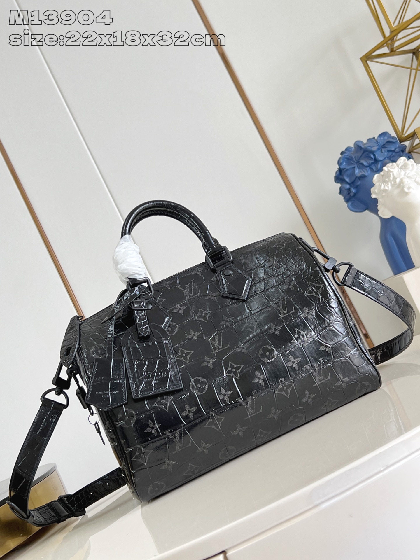 【顶级原单 M13904黑鳄鱼纹 】 peedy Bandoulière 30 手袋采用印有经典 Mon