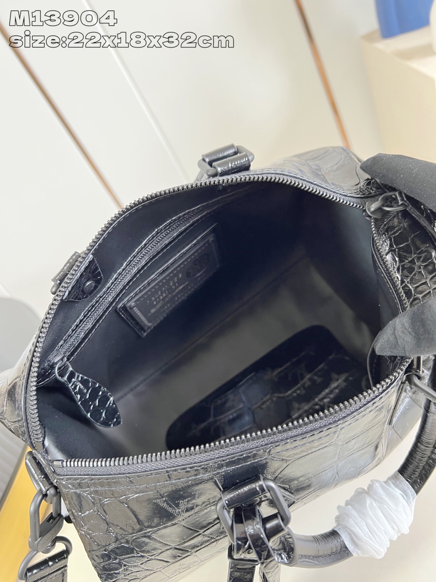 【顶级原单 M13904黑鳄鱼纹 】 peedy Bandoulière 30 手袋采用印有经典 Mon