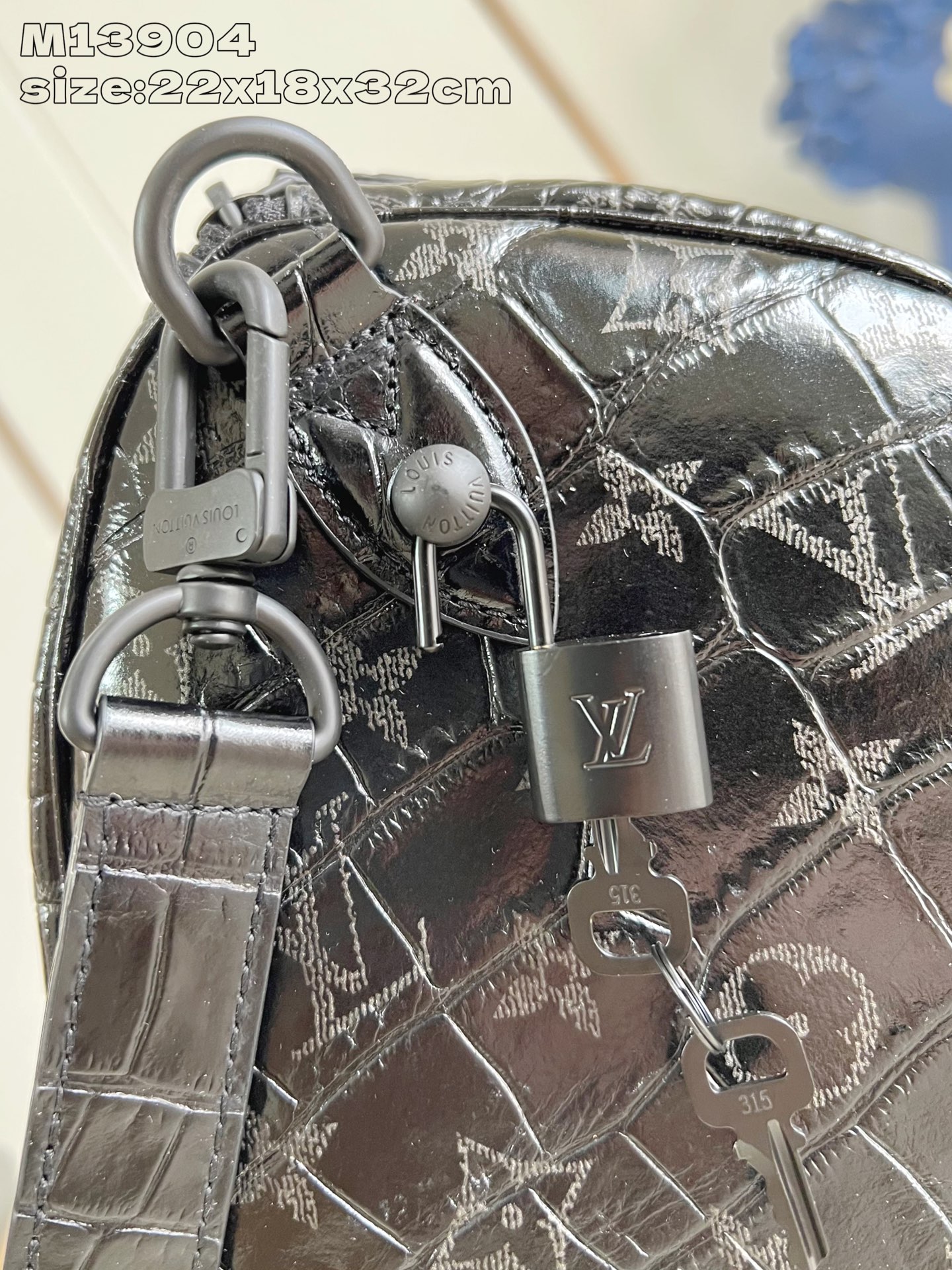 【顶级原单 M13904黑鳄鱼纹 】 peedy Bandoulière 30 手袋采用印有经典 Mon