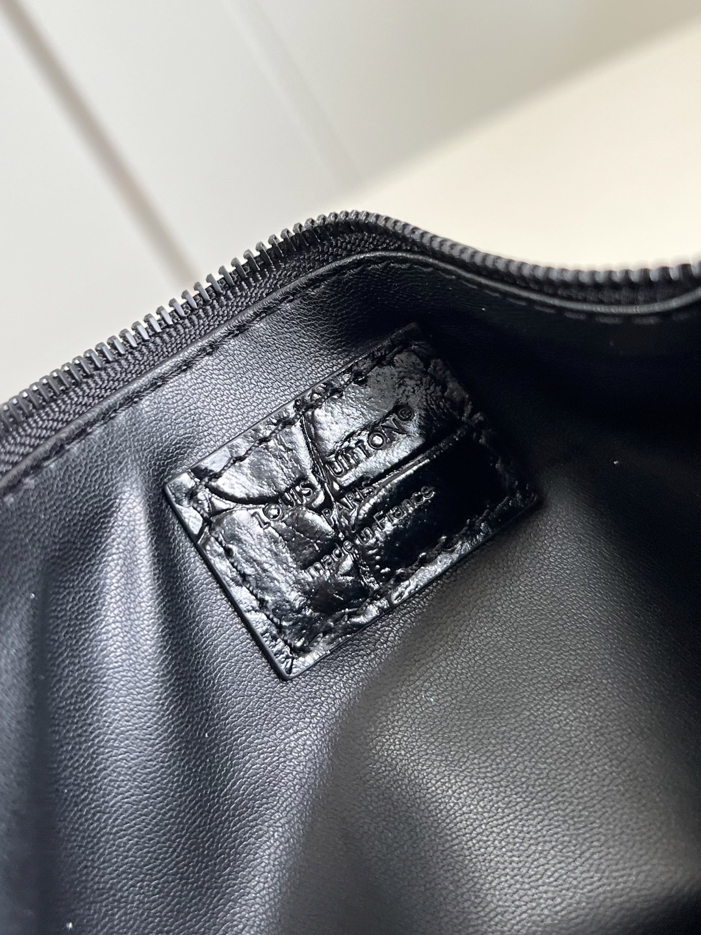 【顶级原单 M13904黑鳄鱼纹 】 peedy Bandoulière 30 手袋采用印有经典 Mon