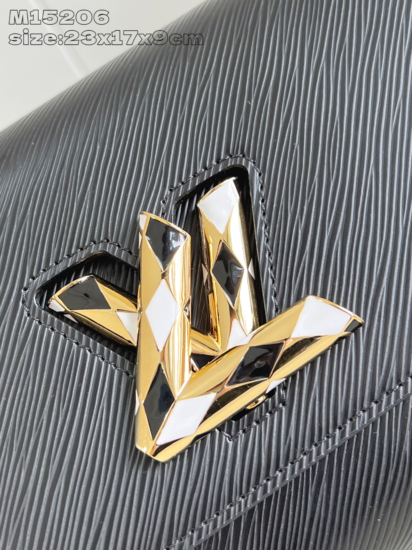 【顶级原单 M12506黑 】本款 Twist 中号手袋采用 Epi 皮革塑造典雅构型，以缤纷珐琅 LV