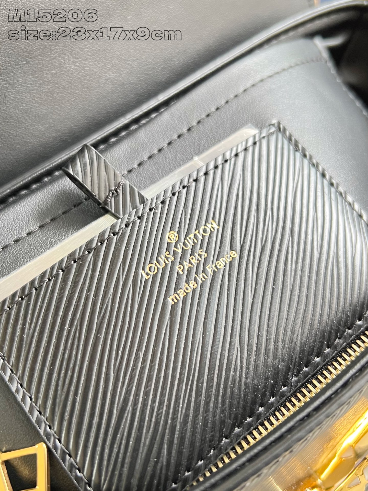 【顶级原单 M12506黑 】本款 Twist 中号手袋采用 Epi 皮革塑造典雅构型，以缤纷珐琅 LV