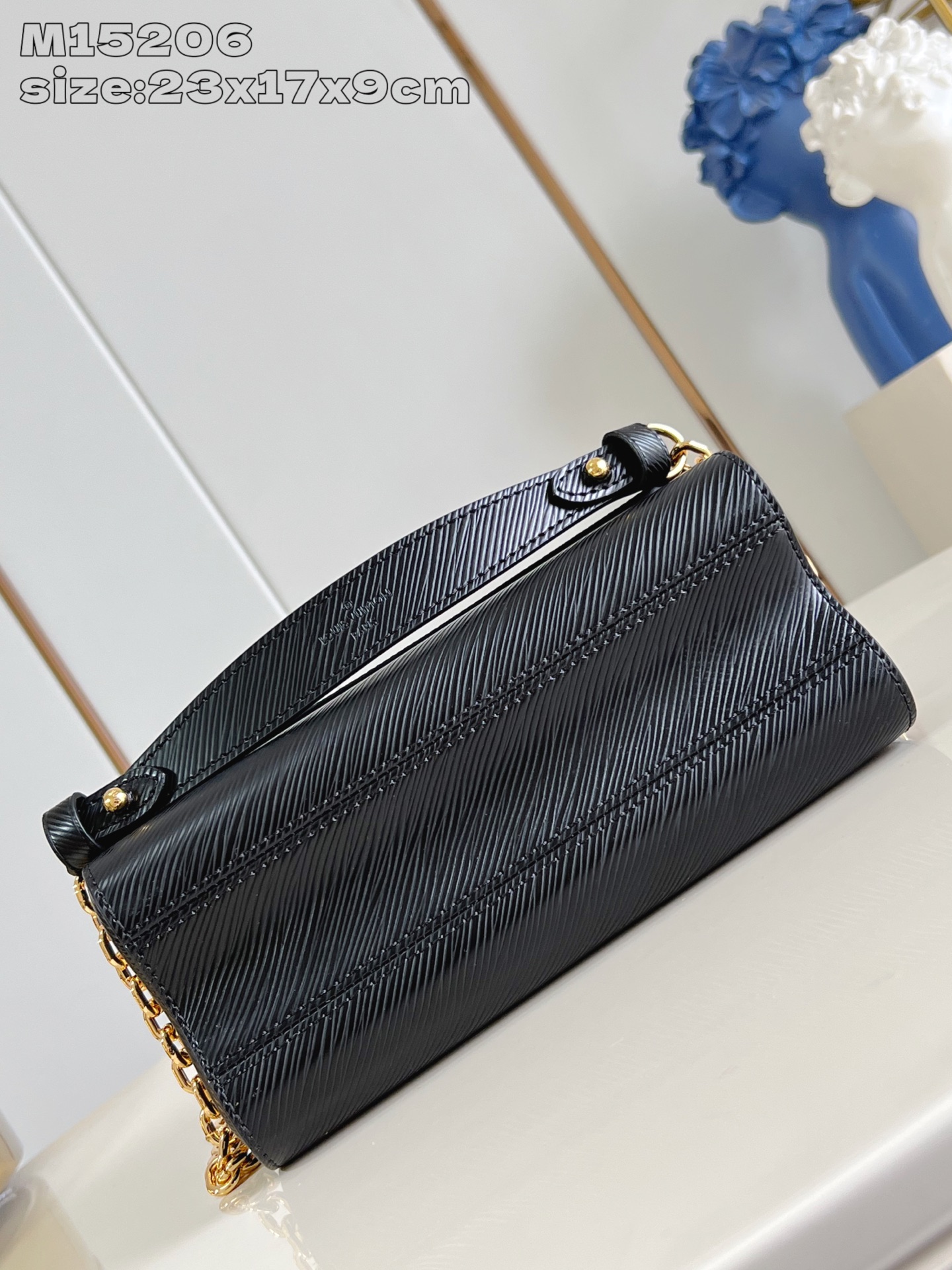 【顶级原单 M12506黑 】本款 Twist 中号手袋采用 Epi 皮革塑造典雅构型，以缤纷珐琅 LV