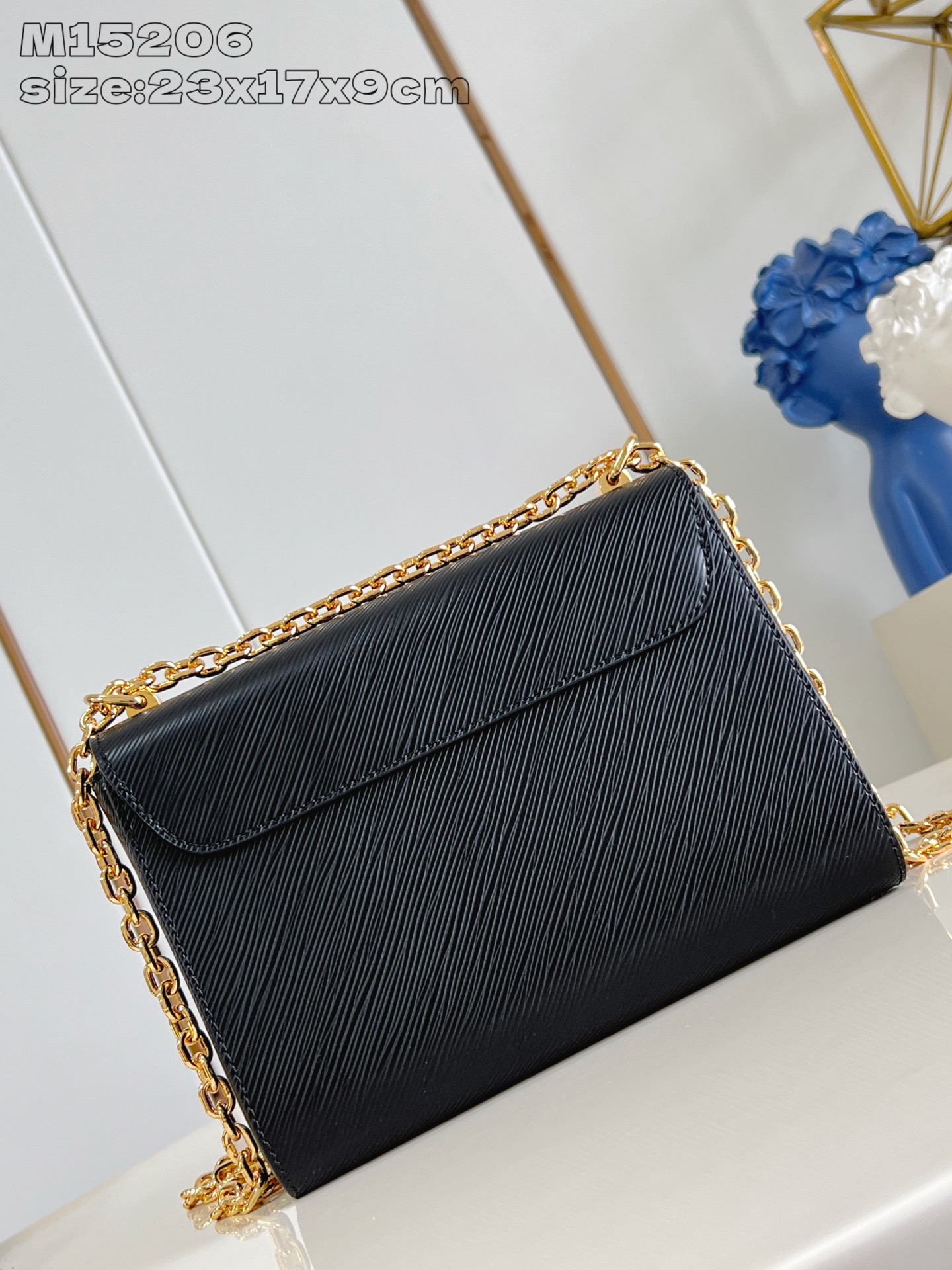 【顶级原单 M12506黑 】本款 Twist 中号手袋采用 Epi 皮革塑造典雅构型，以缤纷珐琅 LV