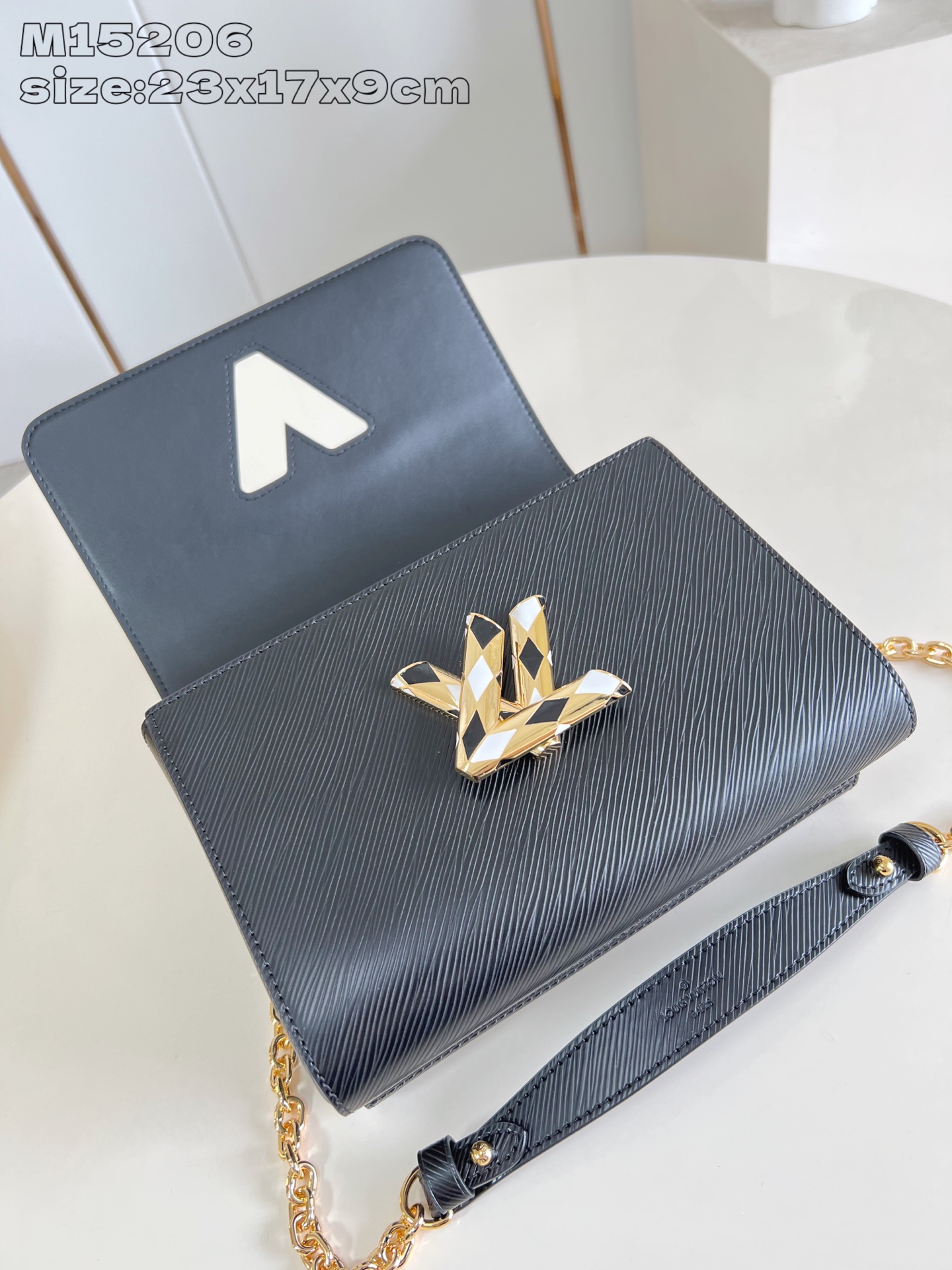 【顶级原单 M12506黑 】本款 Twist 中号手袋采用 Epi 皮革塑造典雅构型，以缤纷珐琅 LV