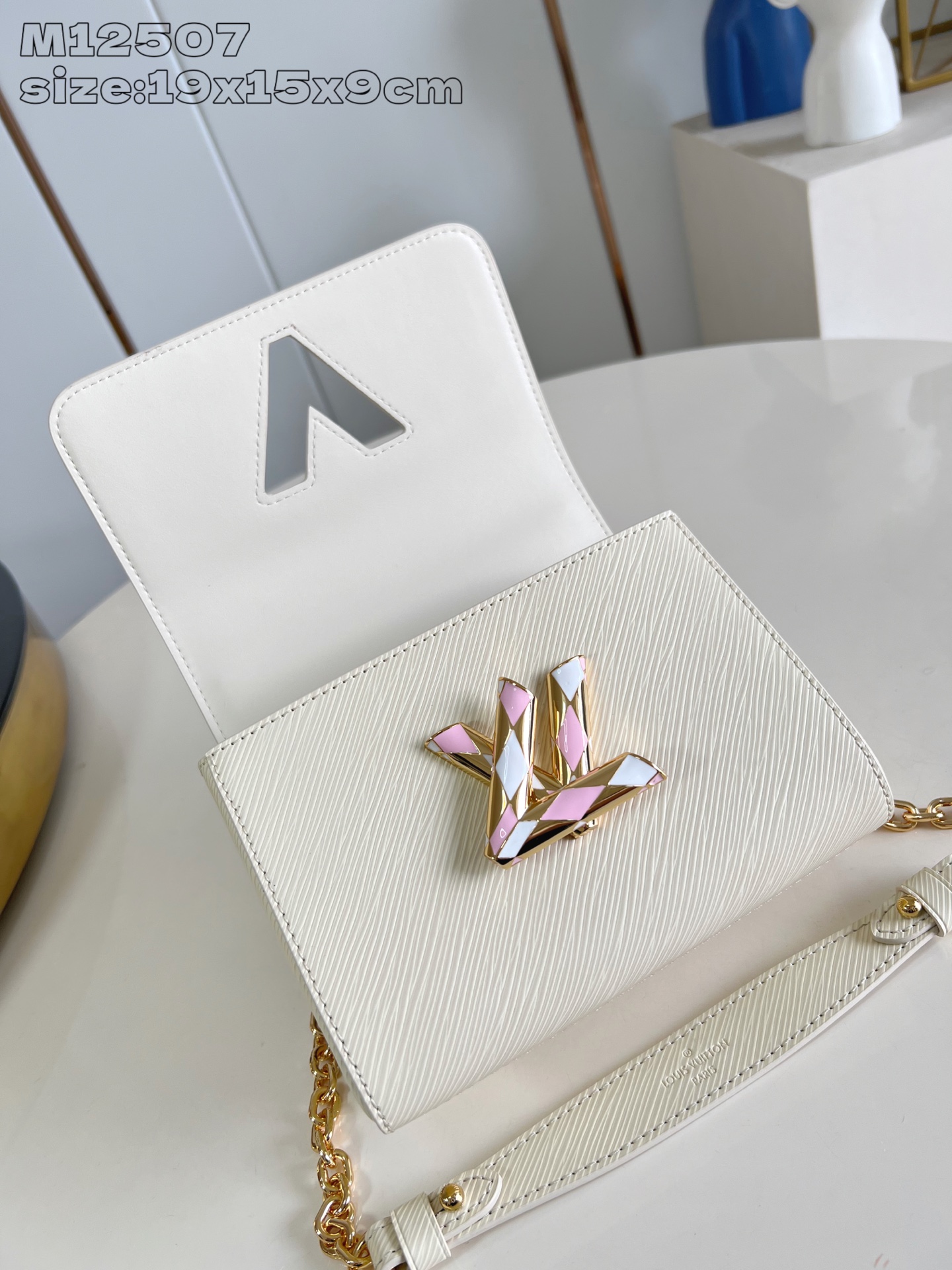 【顶级原单 M12507白 】本款 Twist 小号手袋取材标志性 Epi 皮革，以绗缝元素和雅致珐琅重