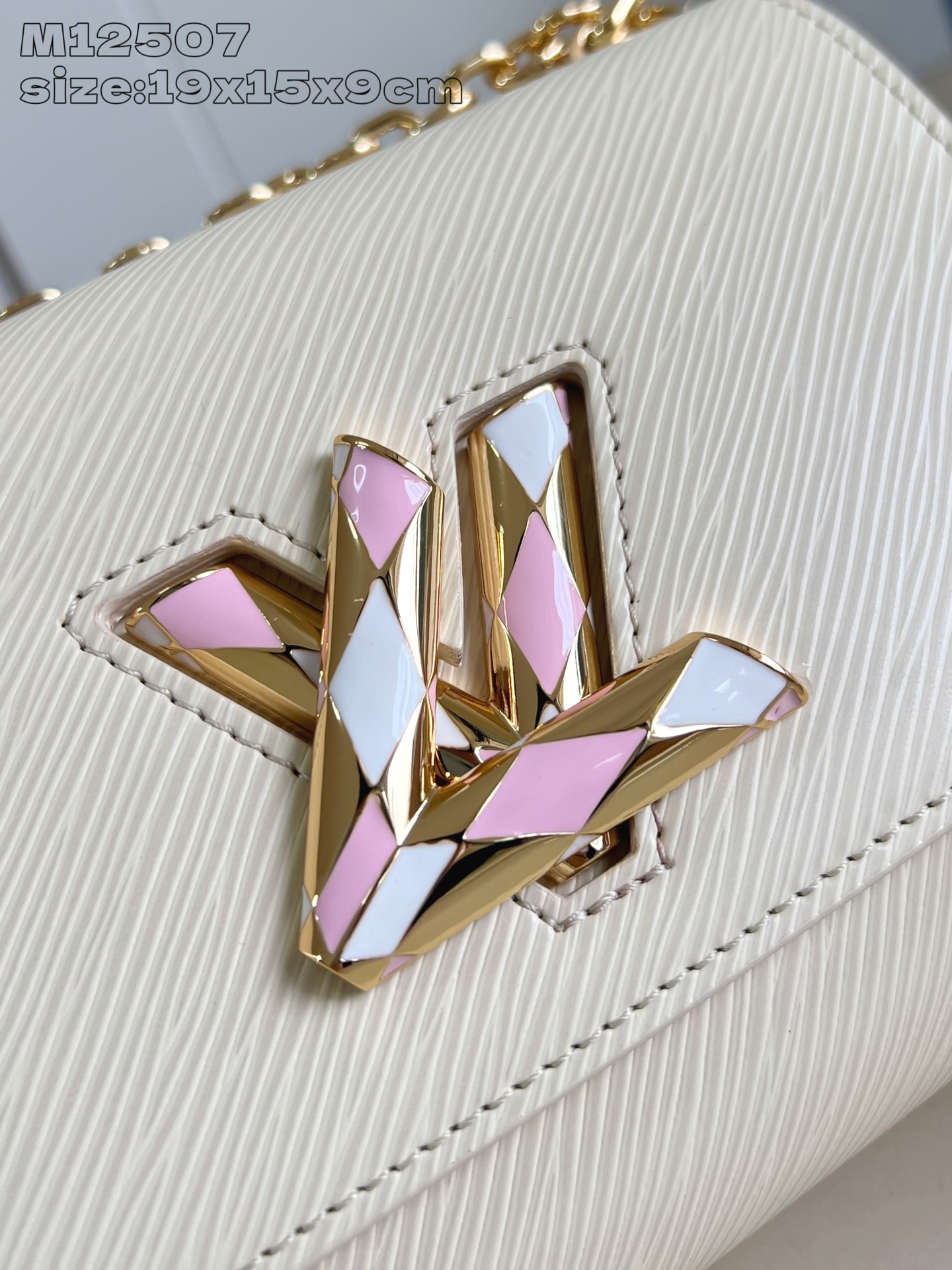 【顶级原单 M12507白 】本款 Twist 小号手袋取材标志性 Epi 皮革，以绗缝元素和雅致珐琅重