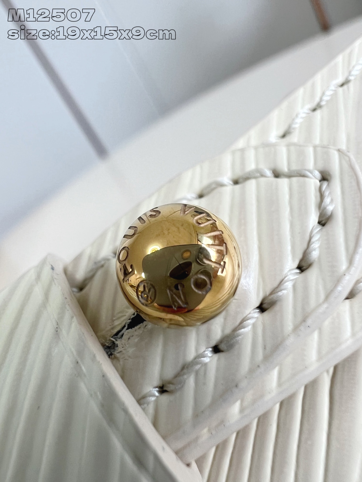 【顶级原单 M12507白 】本款 Twist 小号手袋取材标志性 Epi 皮革，以绗缝元素和雅致珐琅重