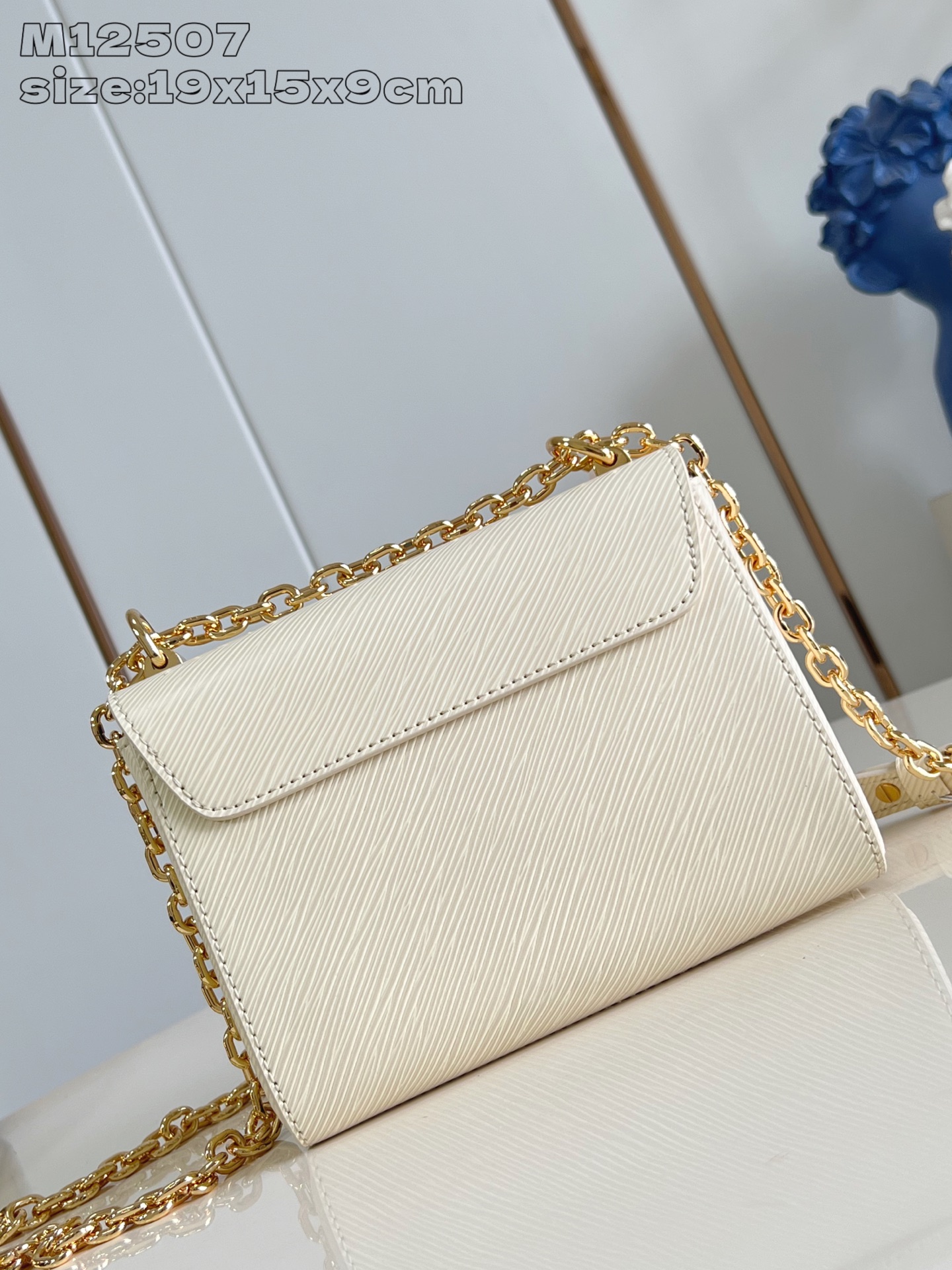 【顶级原单 M12507白 】本款 Twist 小号手袋取材标志性 Epi 皮革，以绗缝元素和雅致珐琅重