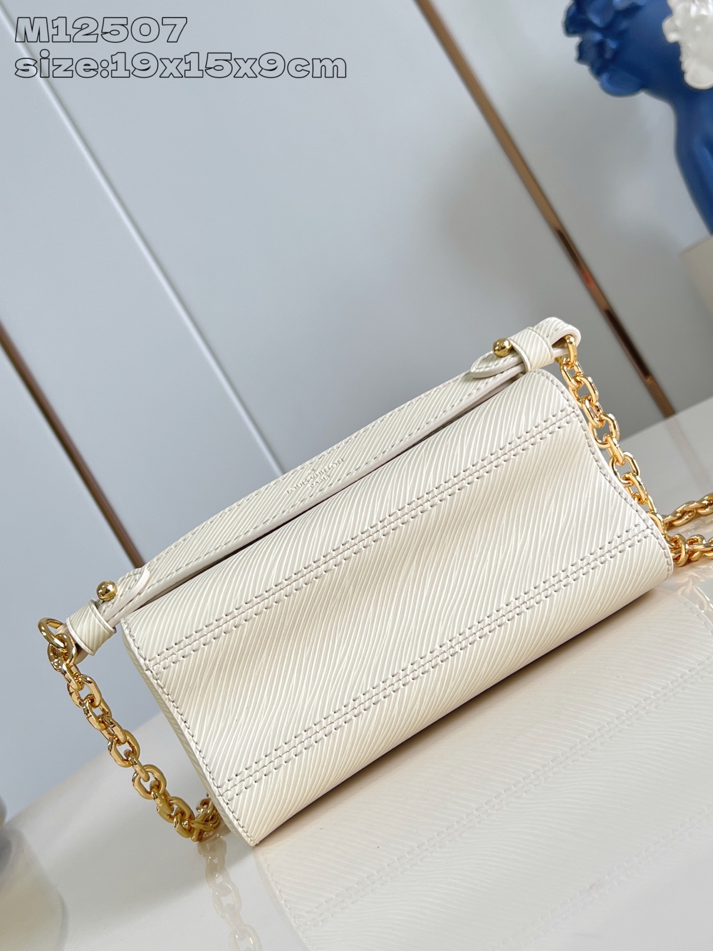 【顶级原单 M12507白 】本款 Twist 小号手袋取材标志性 Epi 皮革，以绗缝元素和雅致珐琅重