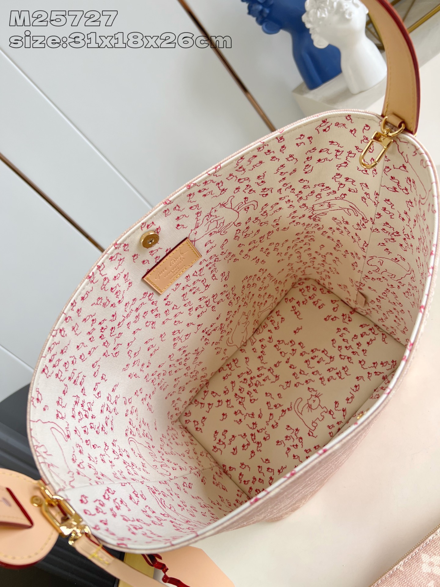 【顶级原单 M25727 】本款 All In 大号手袋出自 LV Travels With 系列，以 