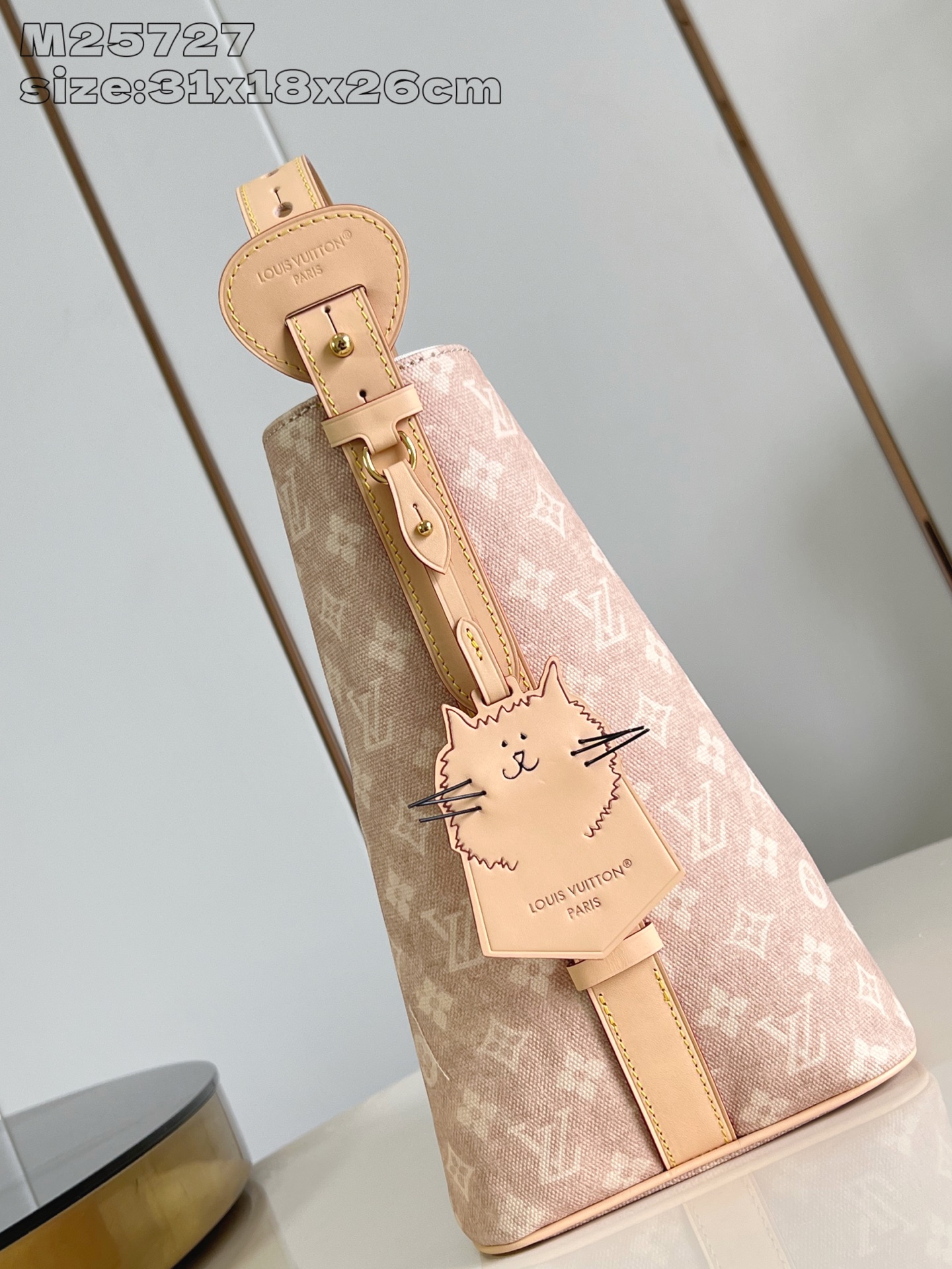 【顶级原单 M25727 】本款 All In 大号手袋出自 LV Travels With 系列，以 