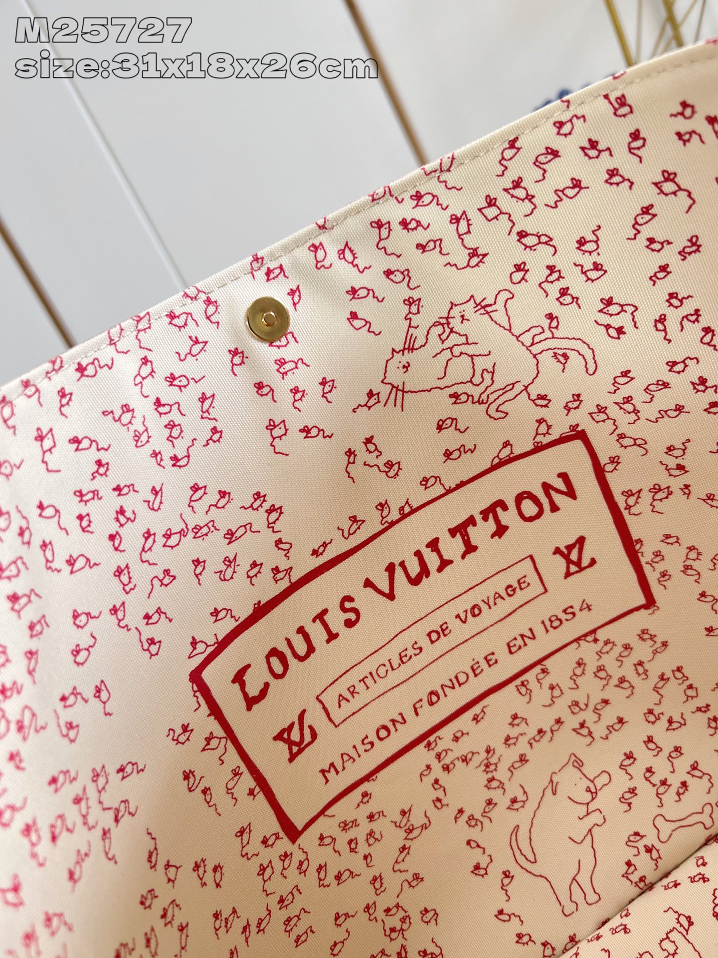 【顶级原单 M25727 】本款 All In 大号手袋出自 LV Travels With 系列，以 