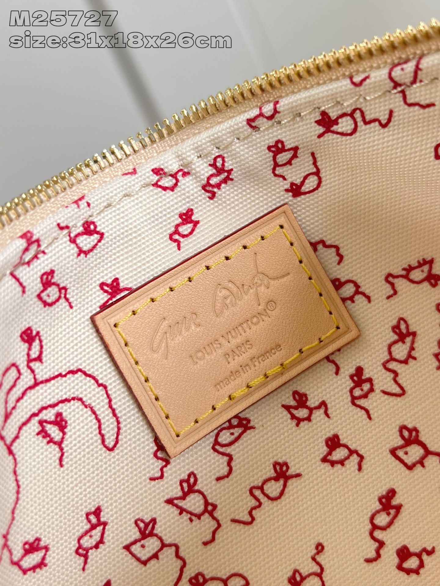 【顶级原单 M25727 】本款 All In 大号手袋出自 LV Travels With 系列，以 