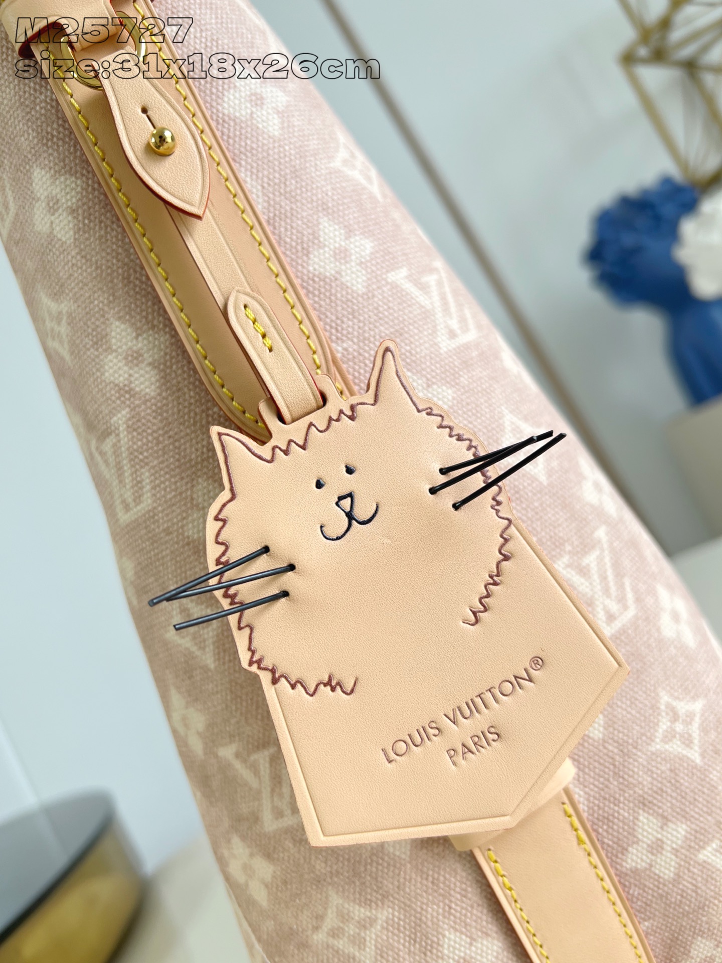 【顶级原单 M25727 】本款 All In 大号手袋出自 LV Travels With 系列，以 