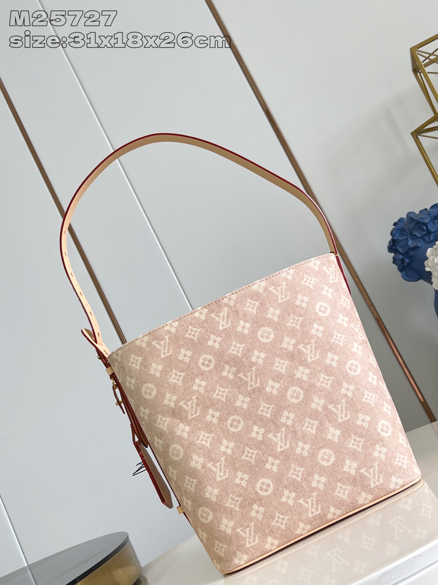 【顶级原单 M25727 】本款 All In 大号手袋出自 LV Travels With 系列，以 