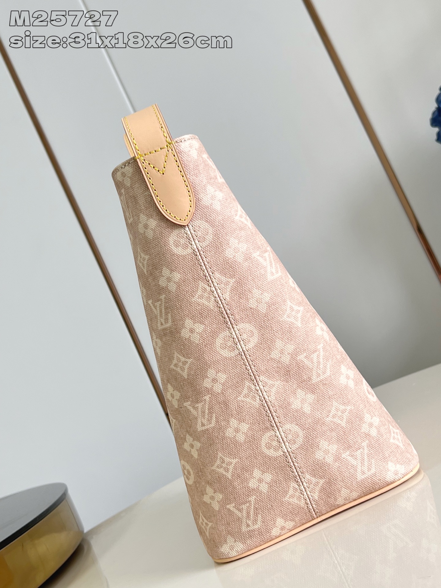 【顶级原单 M25727 】本款 All In 大号手袋出自 LV Travels With 系列，以 