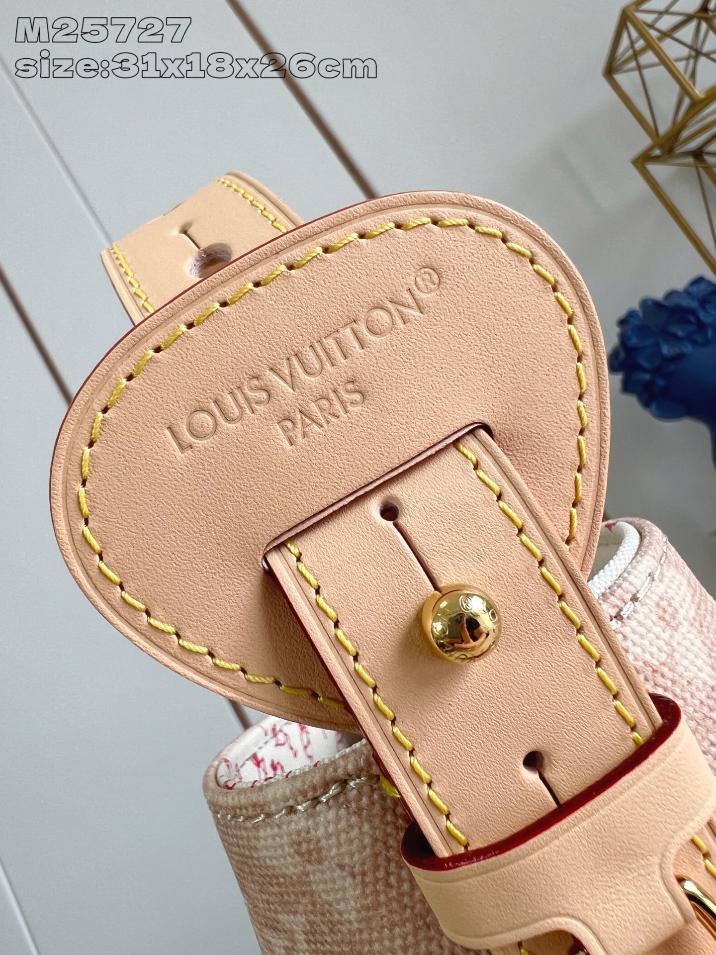 【顶级原单 M25727 】本款 All In 大号手袋出自 LV Travels With 系列，以 