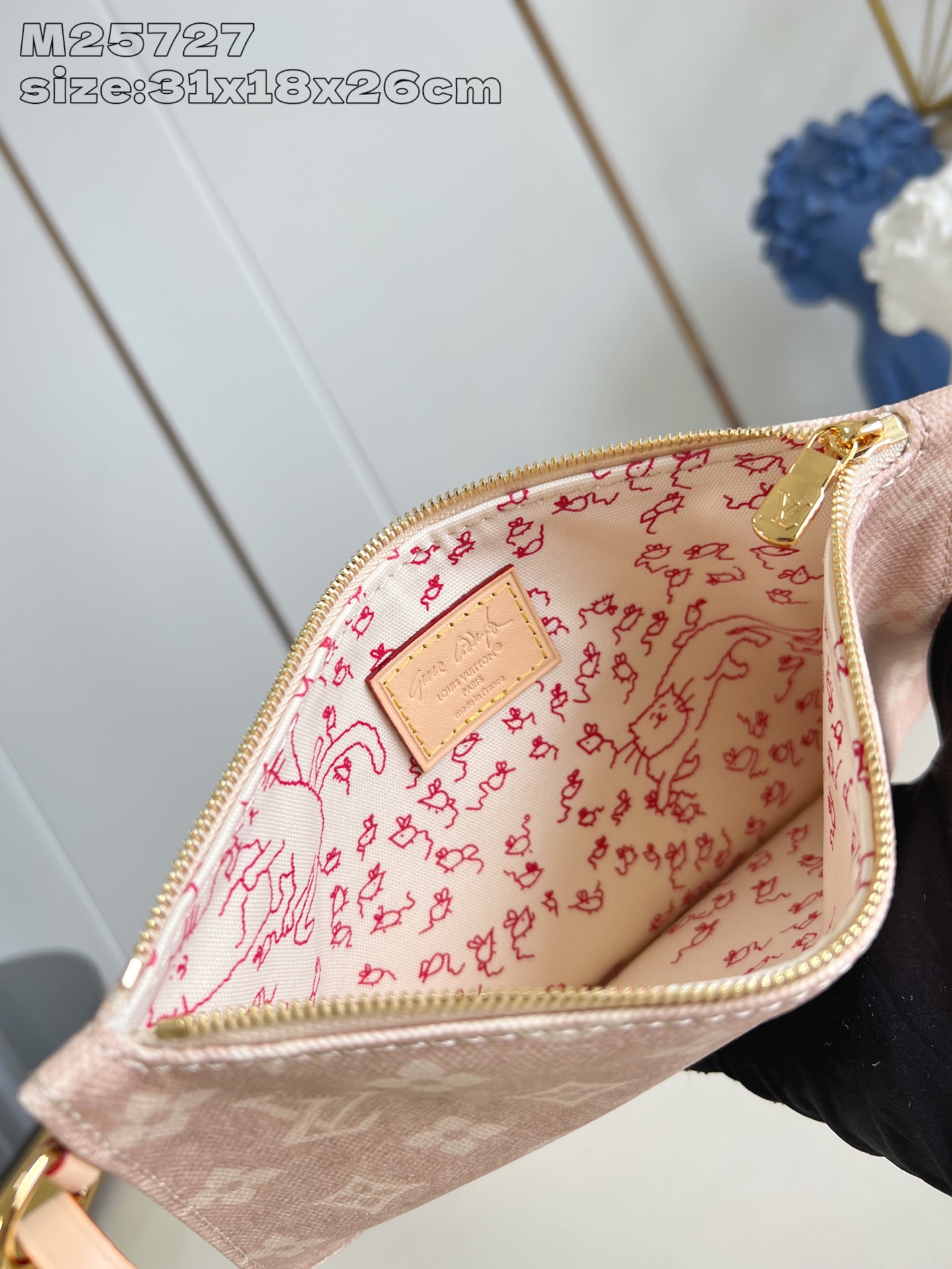 【顶级原单 M25727 】本款 All In 大号手袋出自 LV Travels With 系列，以 