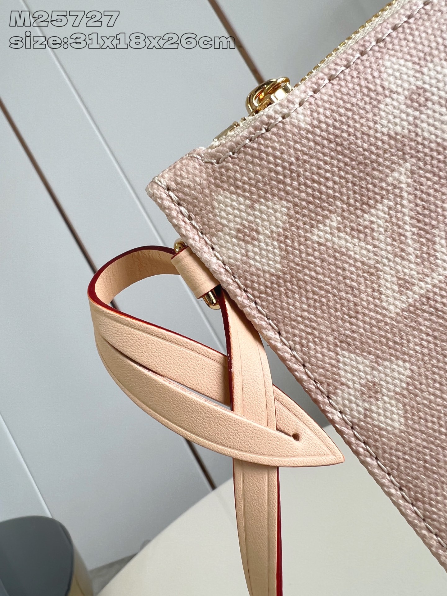 【顶级原单 M25727 】本款 All In 大号手袋出自 LV Travels With 系列，以 